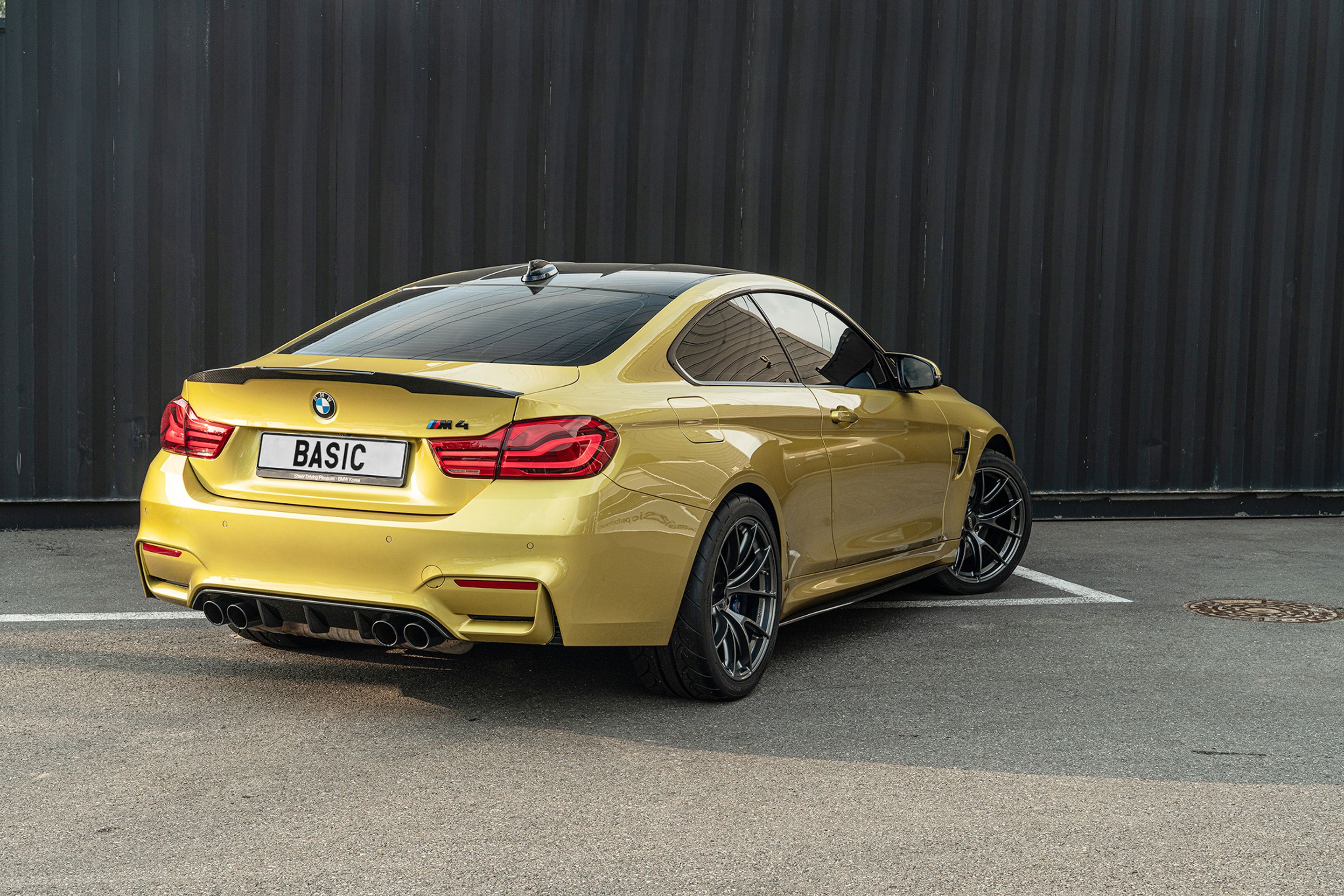 Yellow BMW F82 Coupe M4 with 19" VS-5RS Apex wheels in Anthracite