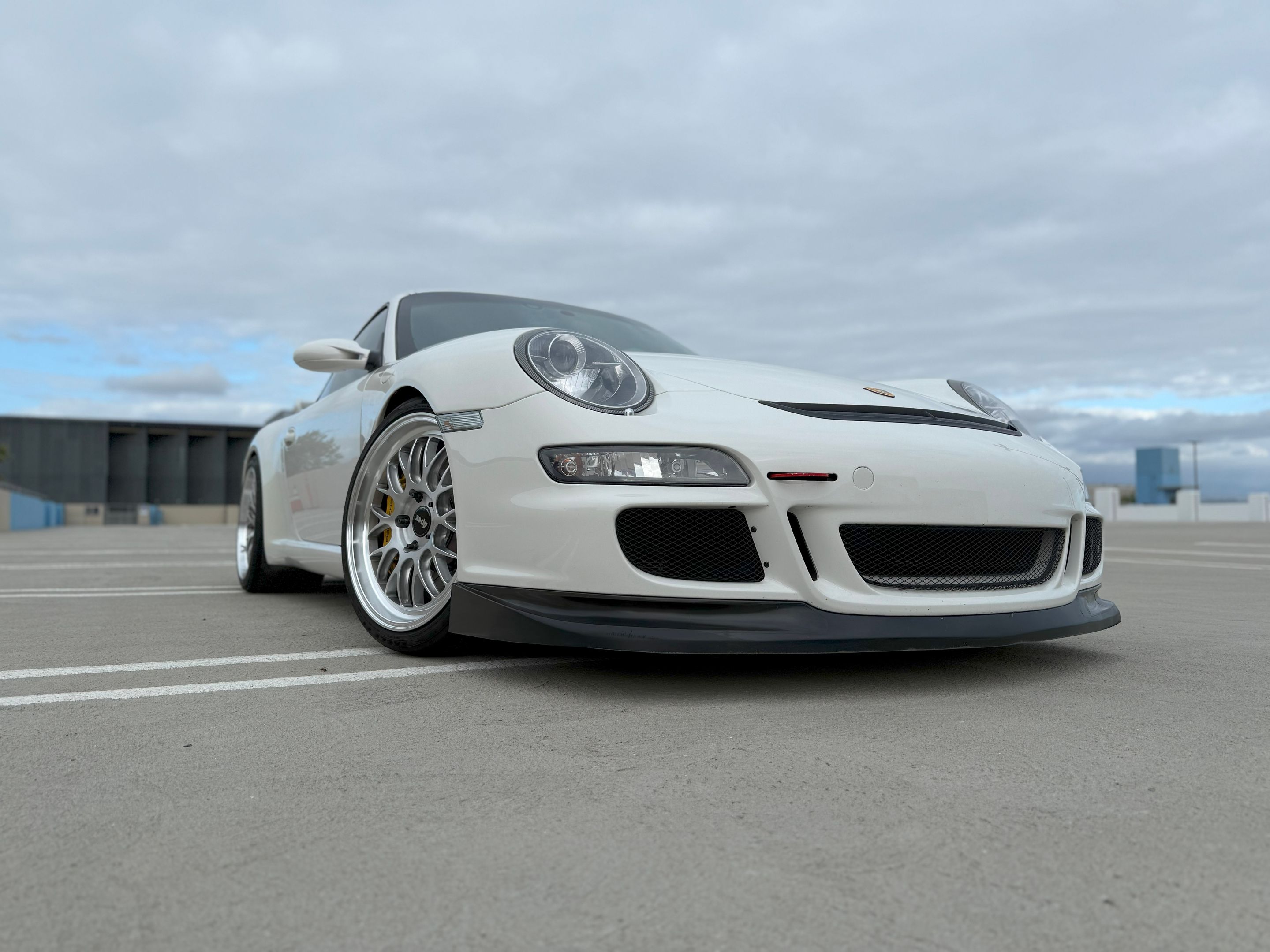 White Porsche 911 997 GT3 with 19" ML-10RT Apex wheels in Machined Lip Brushed Clear