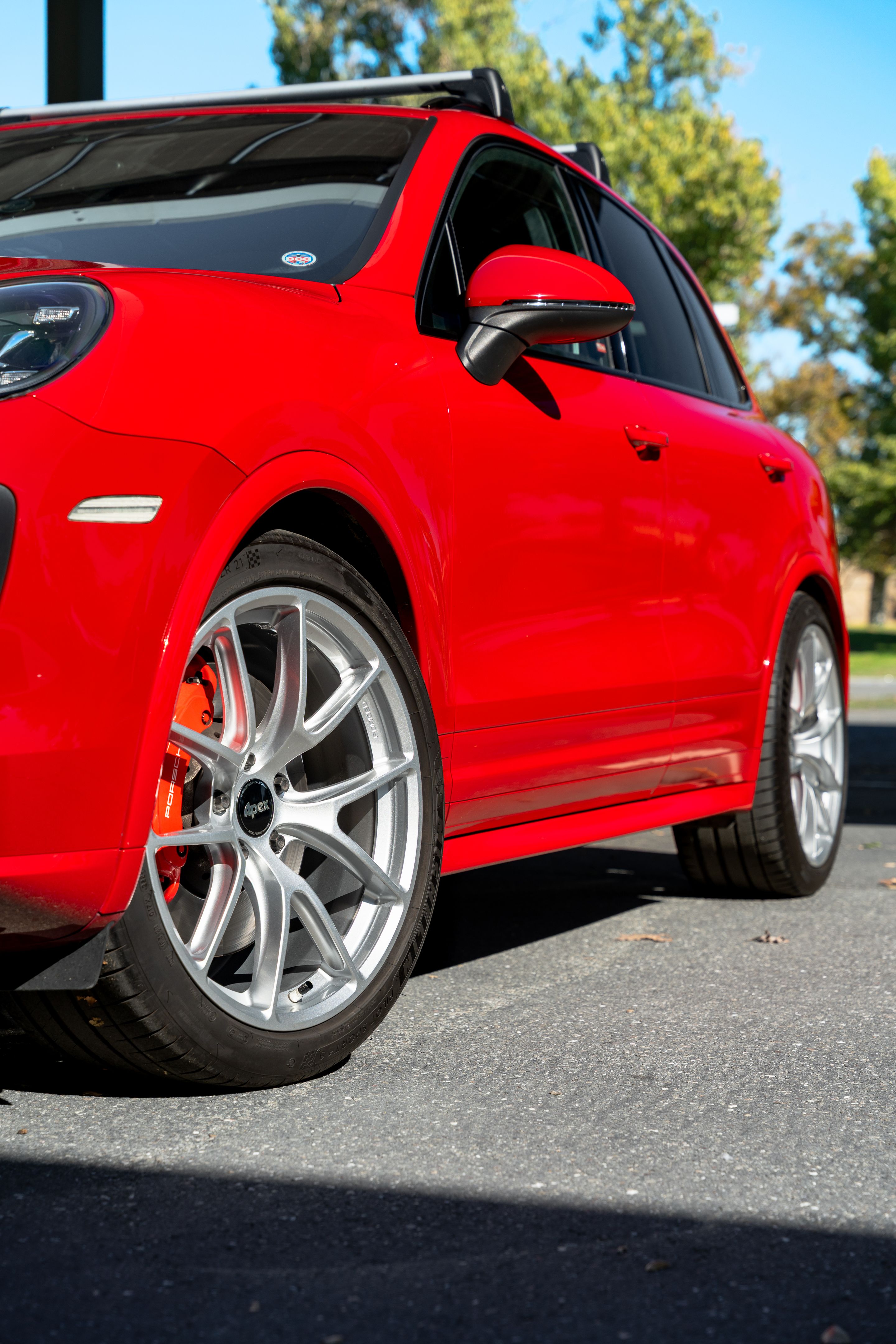 Red Porsche 958 Cayenne with 21" VS-5RX Apex wheels in Race Silver