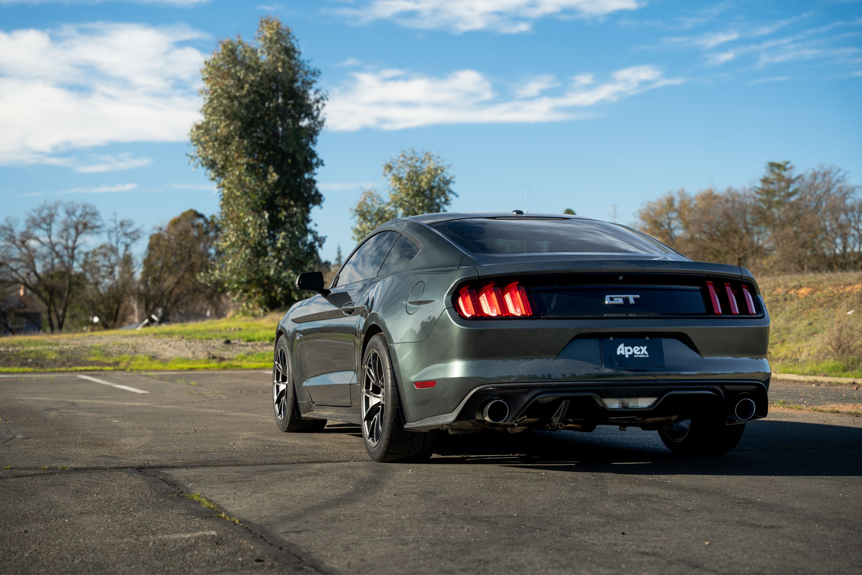 Green Ford S550 Mustang GT with 18" VS-5 Apex wheels in Anthracite