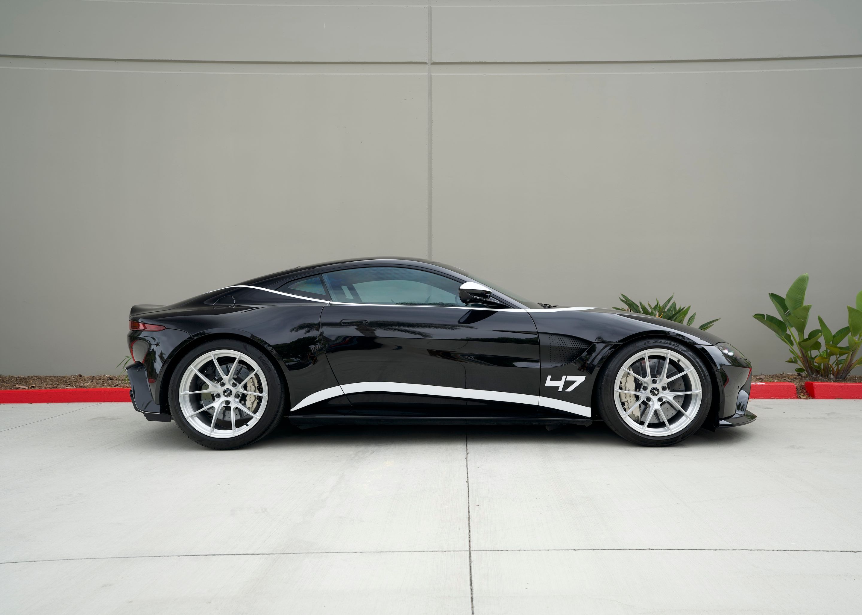 Black Aston Martin AM6 V8 Vantage with 20" VS-5RS Apex wheels in Brushed Clear