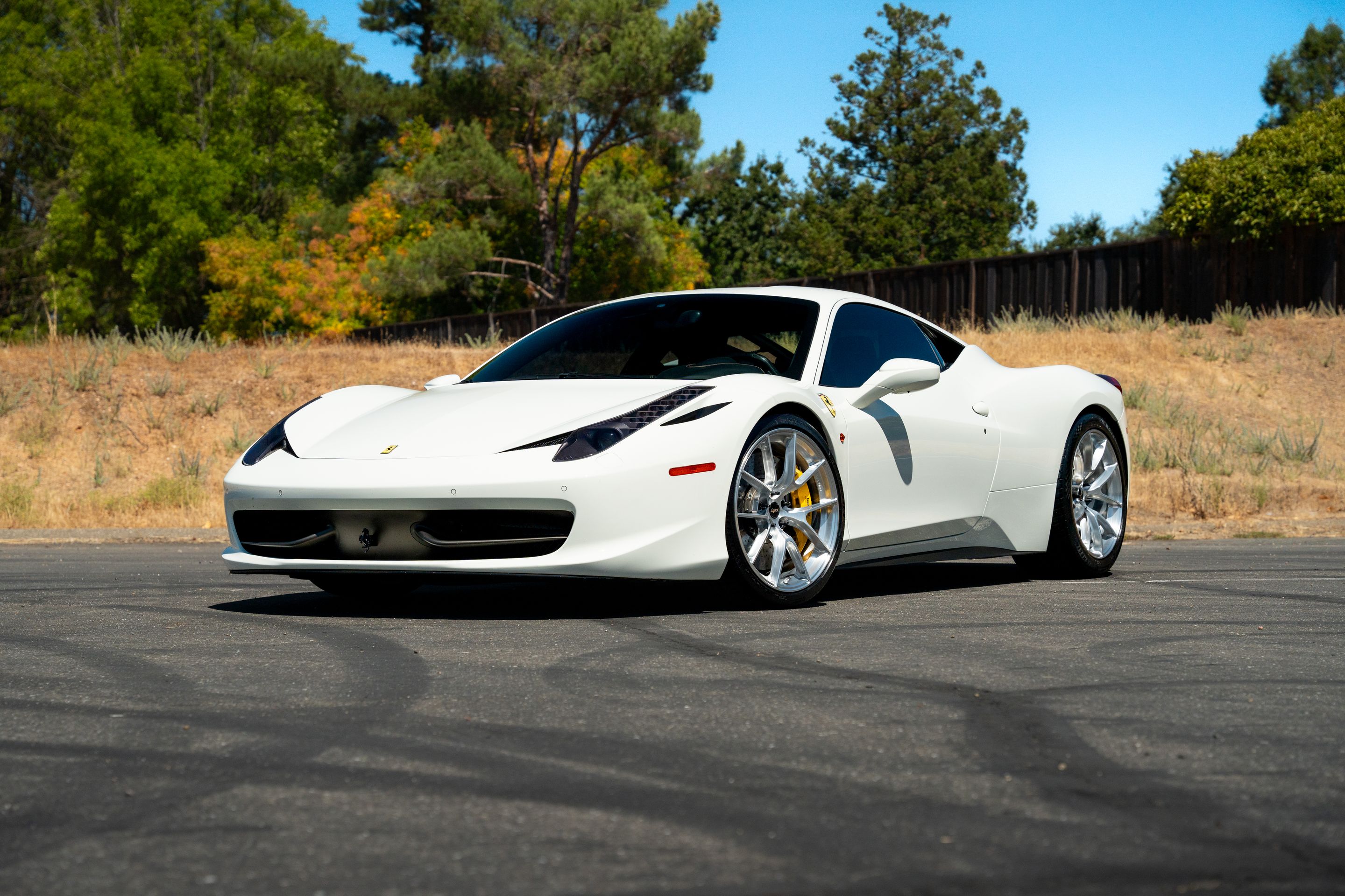 White Ferrari 458 Italia with 20" VS-5RS Apex wheels in Brushed Clear
