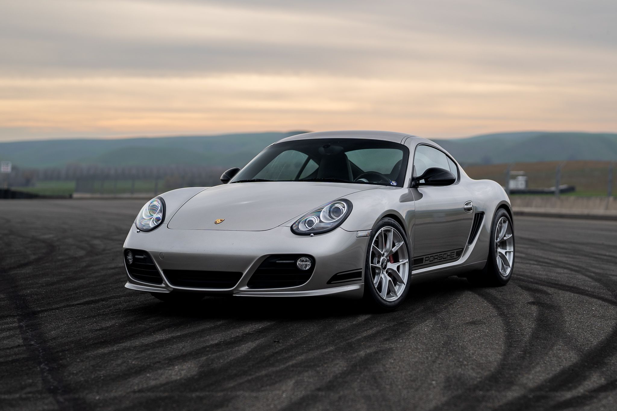 Grey Porsche 987 Cayman R with 18" VS-5RS Apex wheels in Brushed Clear