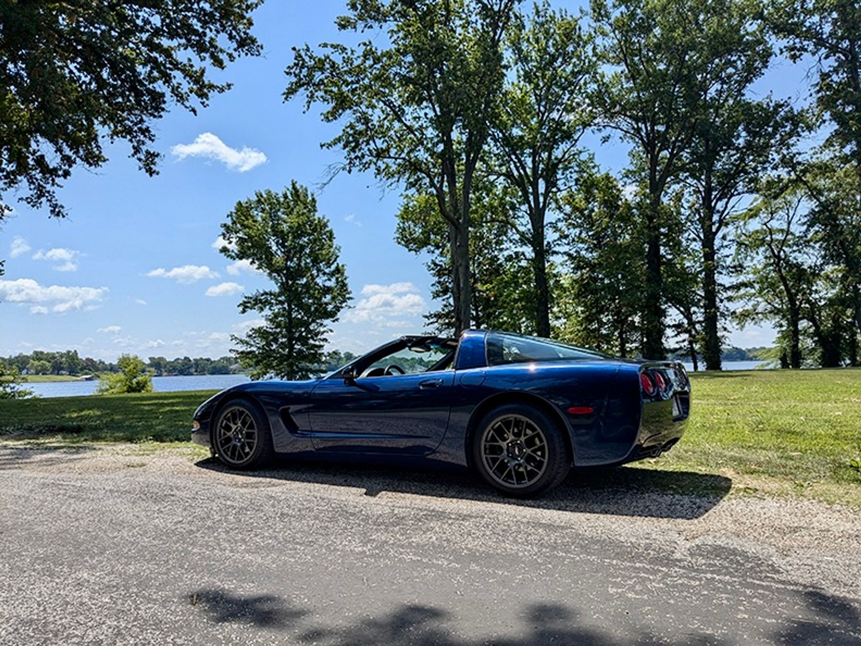 Blue Chevrolet C5 Corvette Base/Z51 with 18" EC-7 Apex wheels in Anthracite