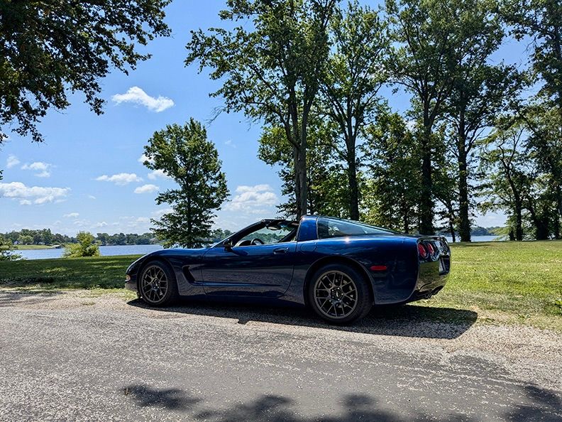 Blue Chevrolet C5 Corvette Base/Z51 with 18" EC-7 Apex wheels in Anthracite