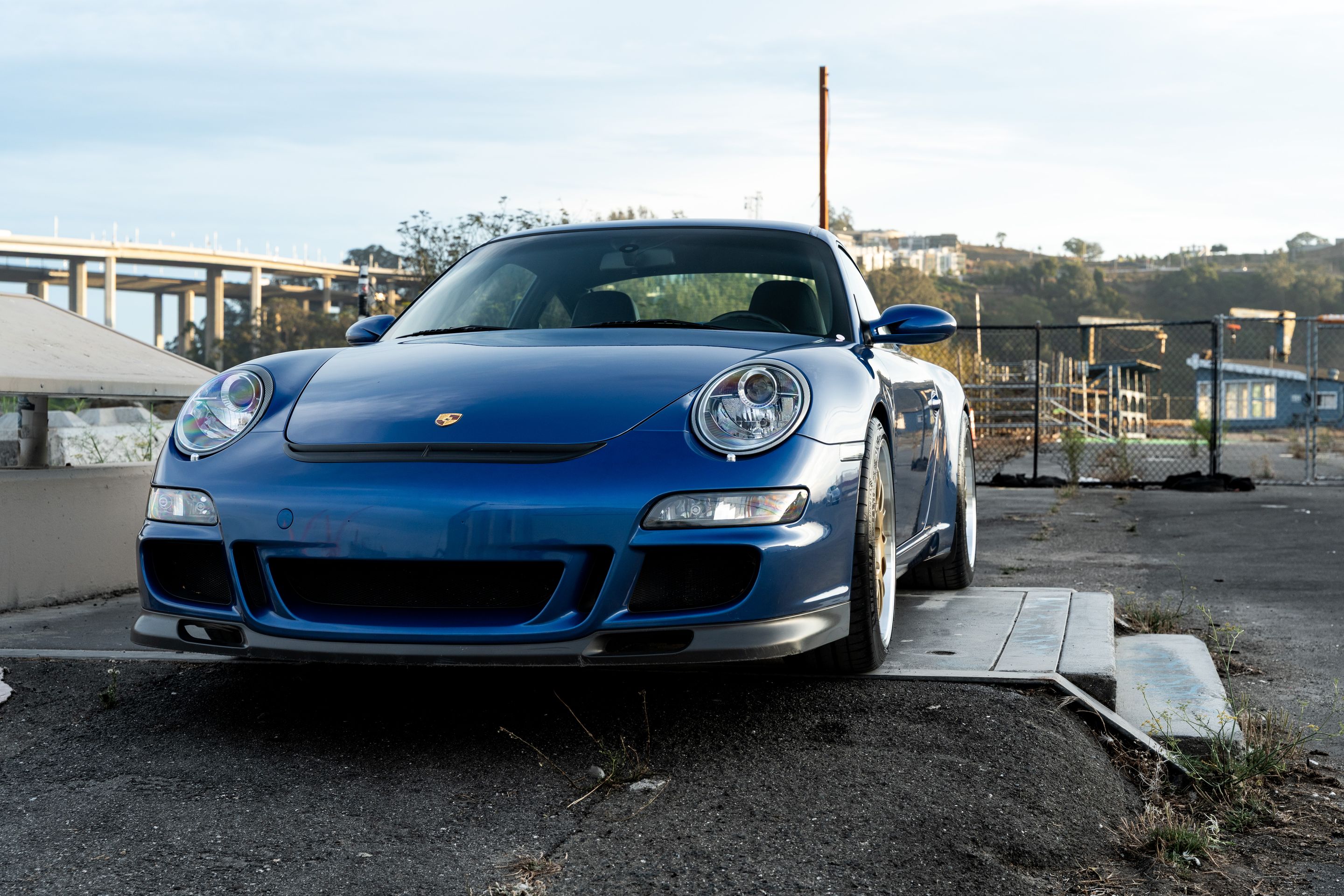 Blue Porsche 911 997 GT3 with 19" TEST-M Apex wheels in Machined Lip Gloss Motorsport Gold