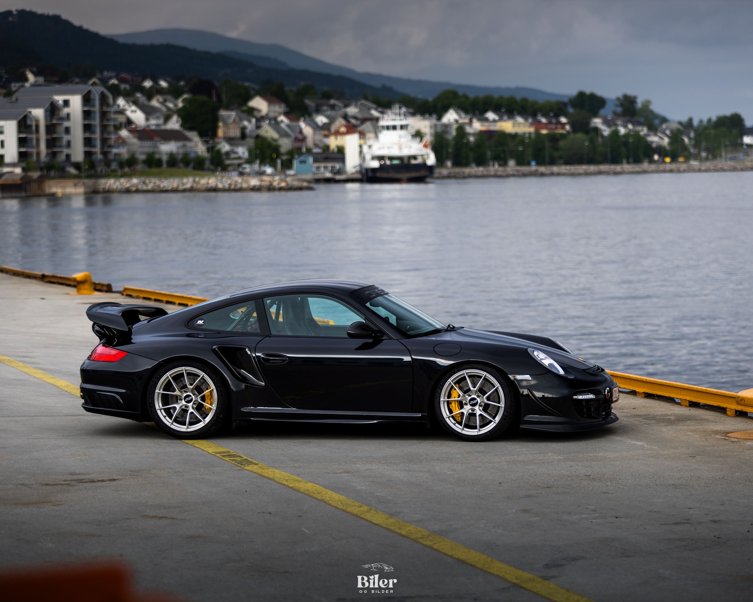 Black Porsche 911 997 GT2 with 19" VS-5RS Apex wheels in Brushed Clear