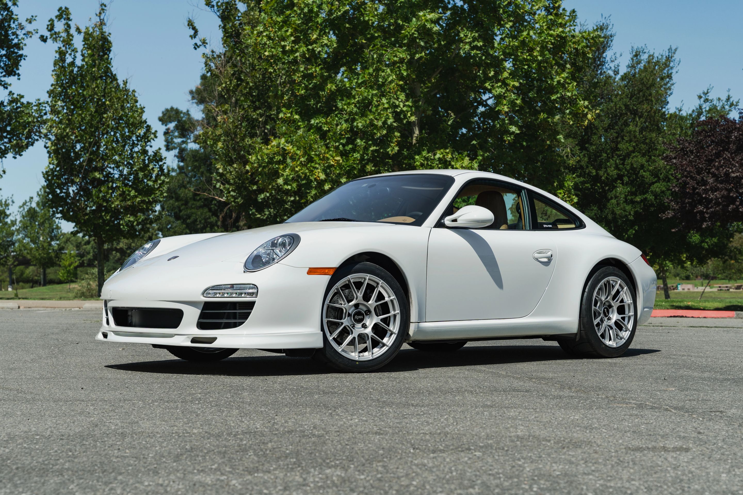 White Porsche 911 997 Carrera with 18" EC-7RS Apex wheels in Race Silver