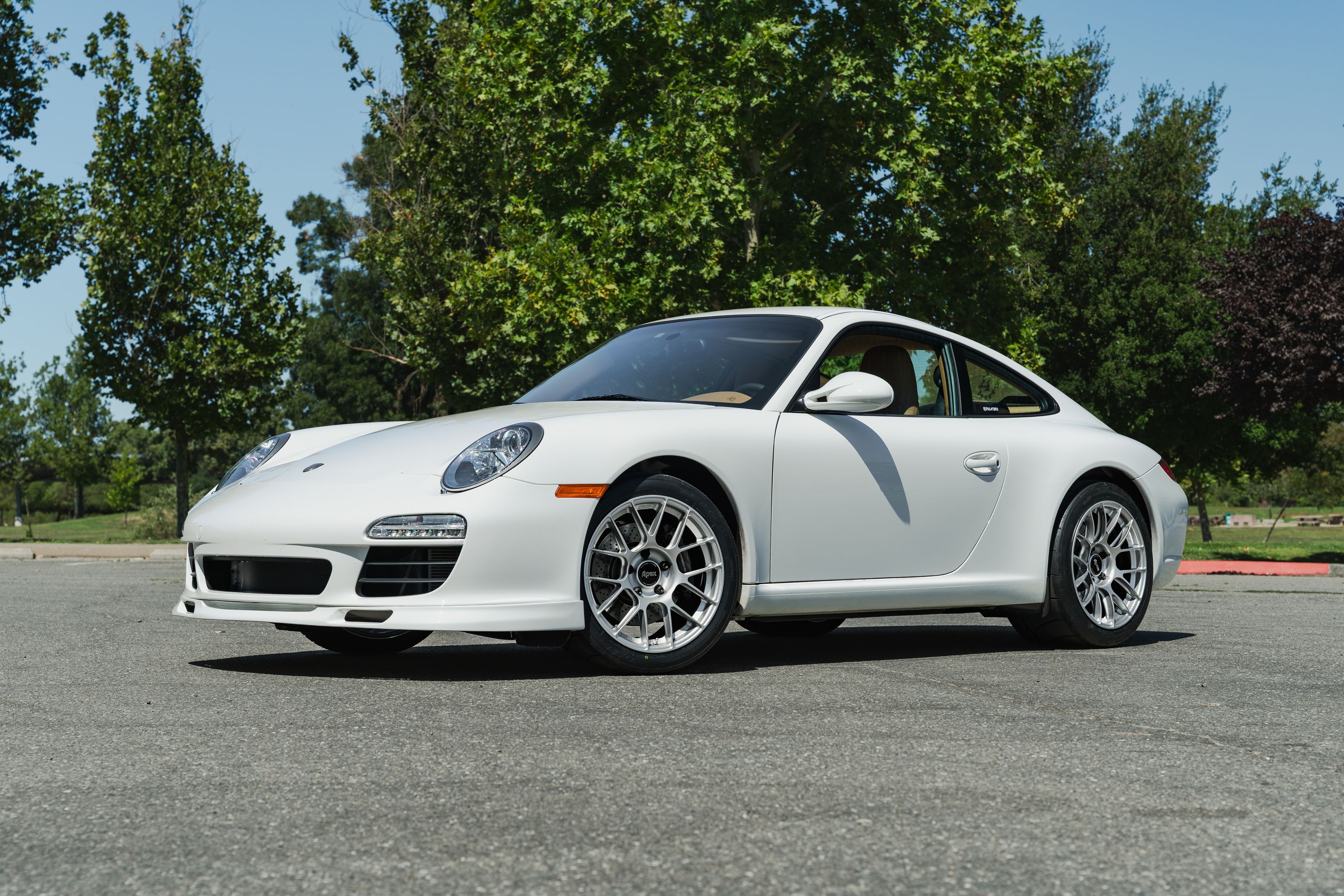 White Porsche 911 997 Carrera with 18" EC-7RS Apex wheels in Race Silver