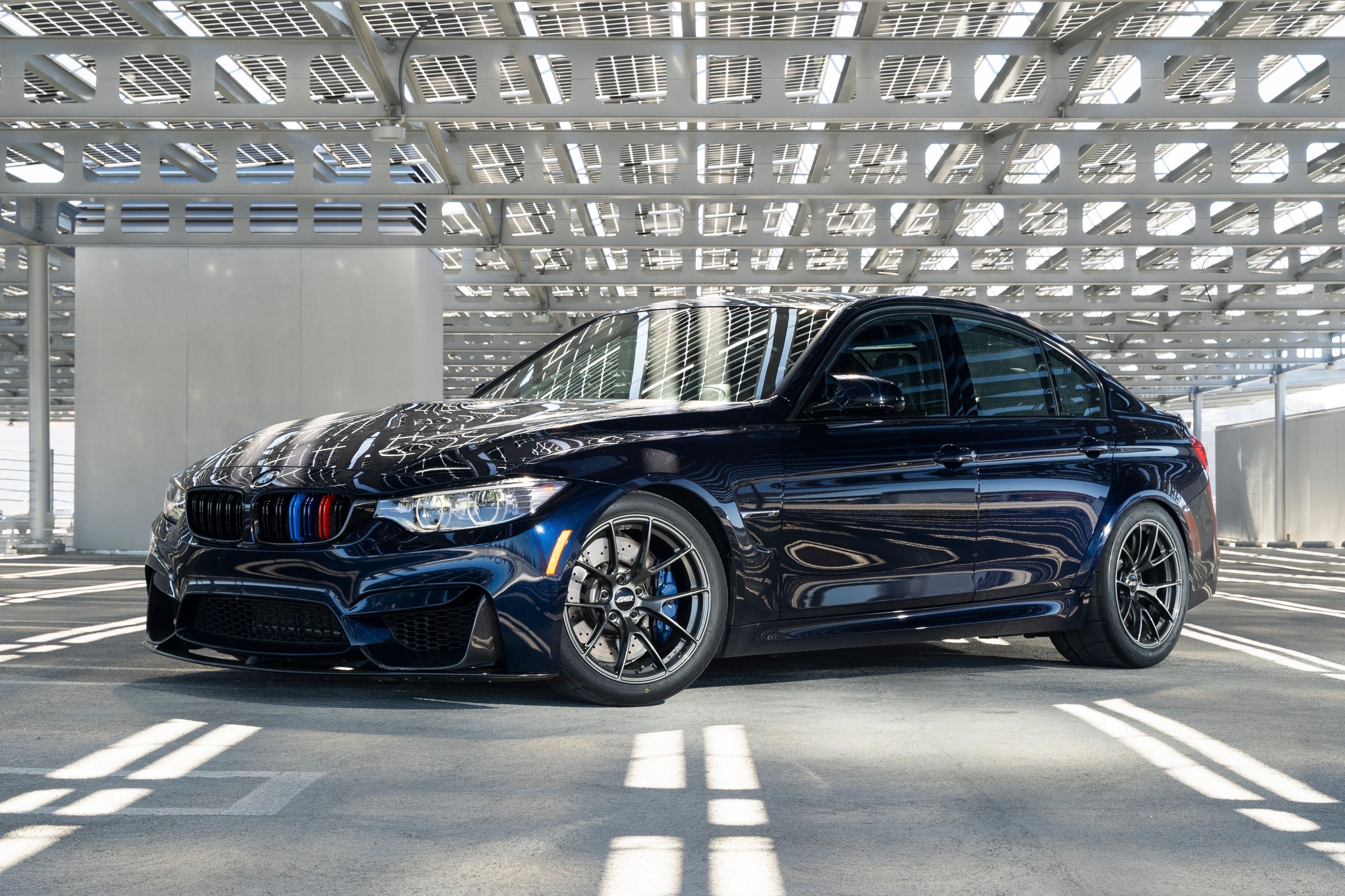 Blue BMW F80 M3 with 18" VS-5RS Apex wheels in Anthracite
