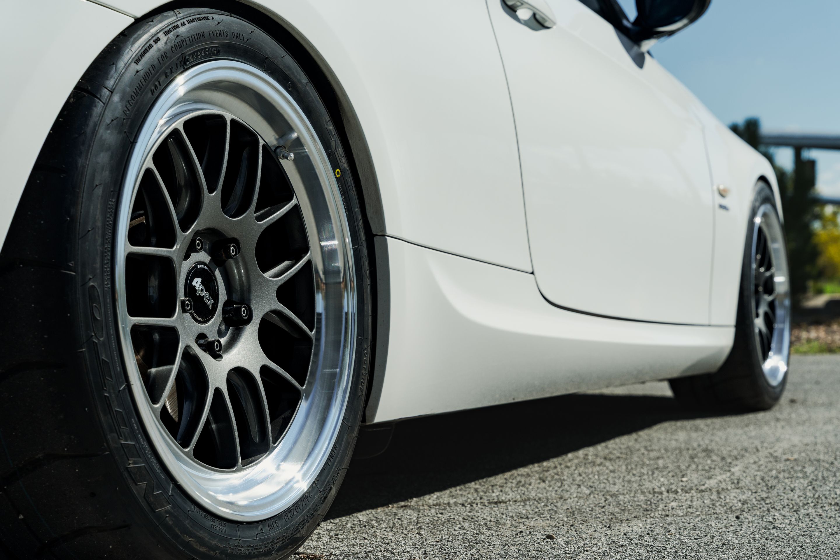White BMW  3 Series with 18" ML-7RT Apex wheels in Machined Lip Anthracite