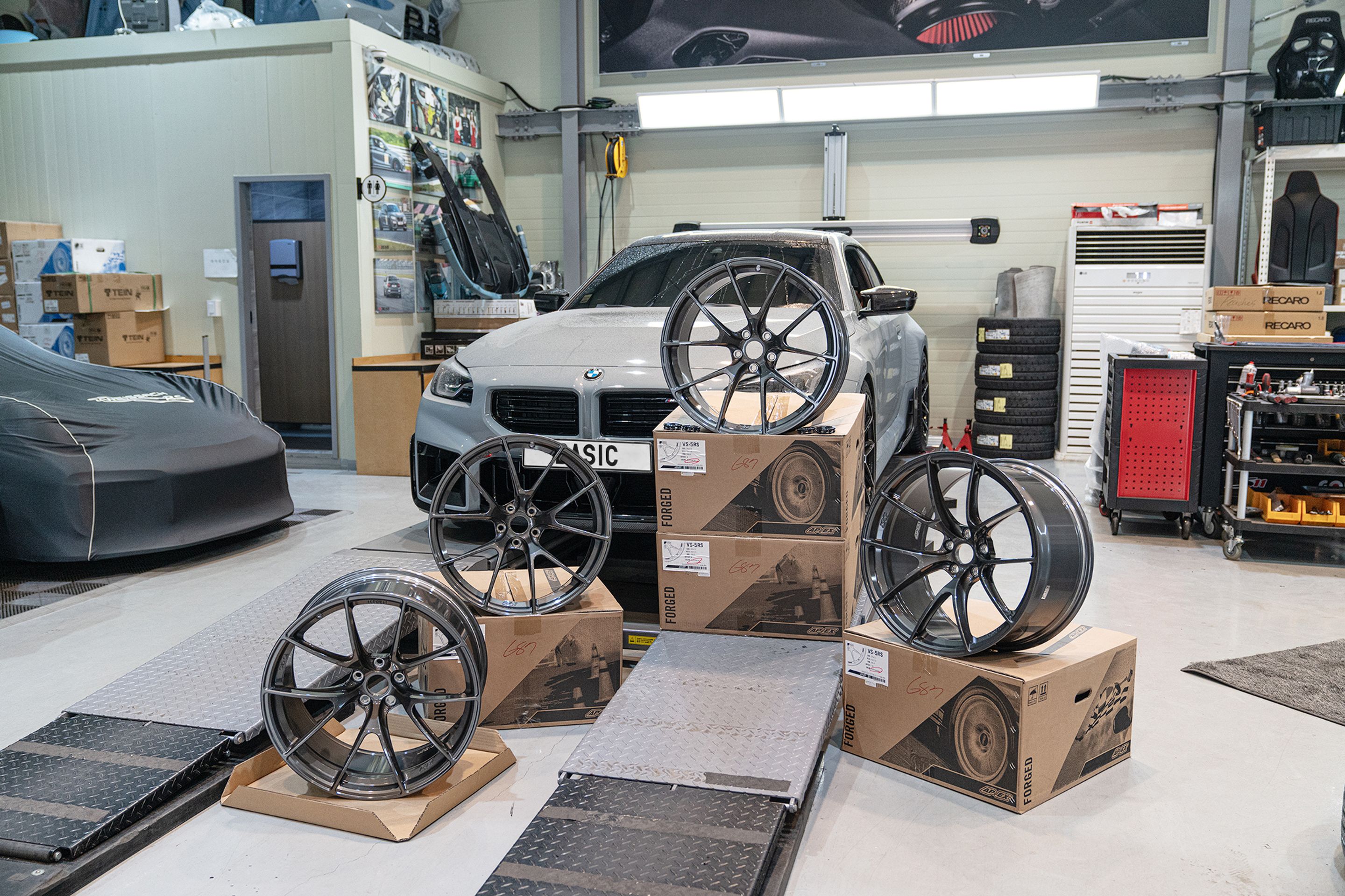 Grey BMW G87 M2 with 20" VS-5RS Apex wheels in Anthracite