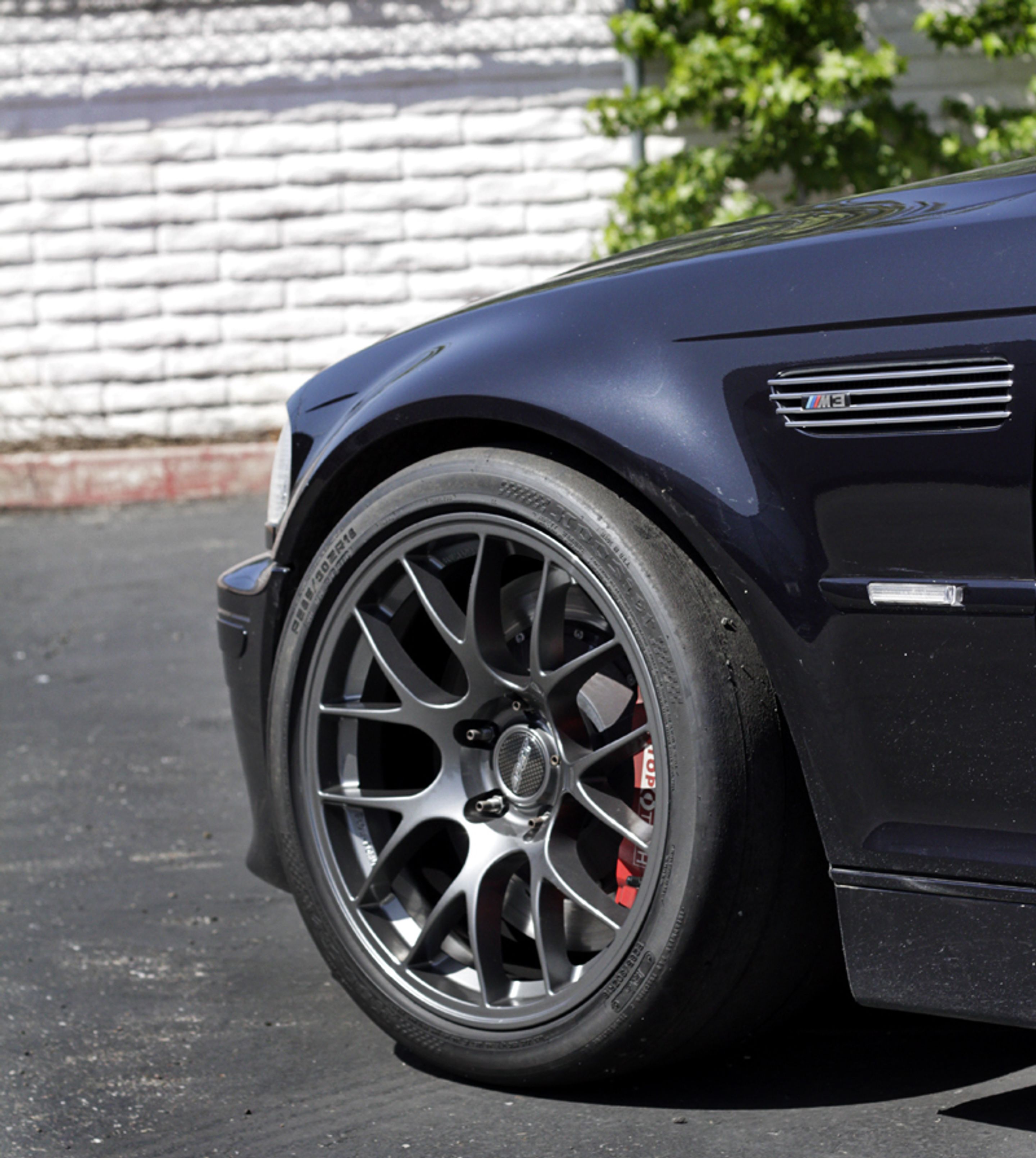 Black BMW E46 M3 with 18" EC-7 Apex wheels in Anthracite