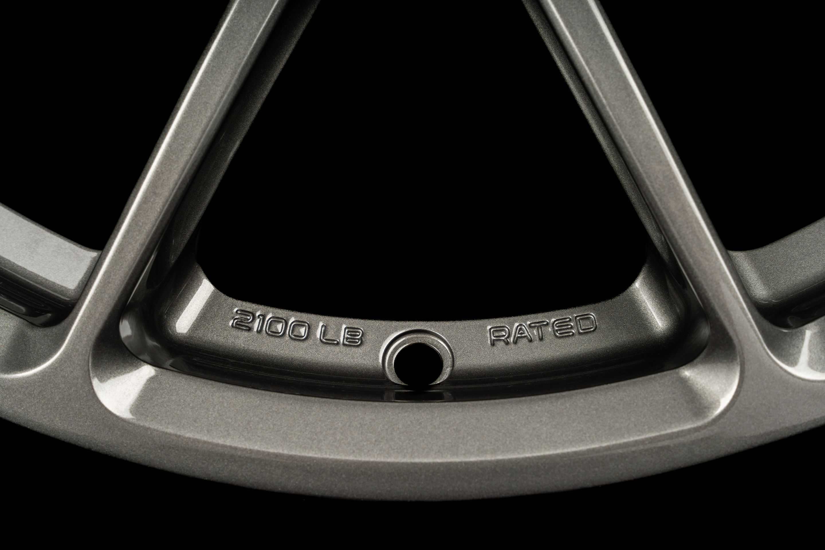 White Ford Performance Mustang Dark Horse R with 18" VS-5RE Apex wheels in Anthracite