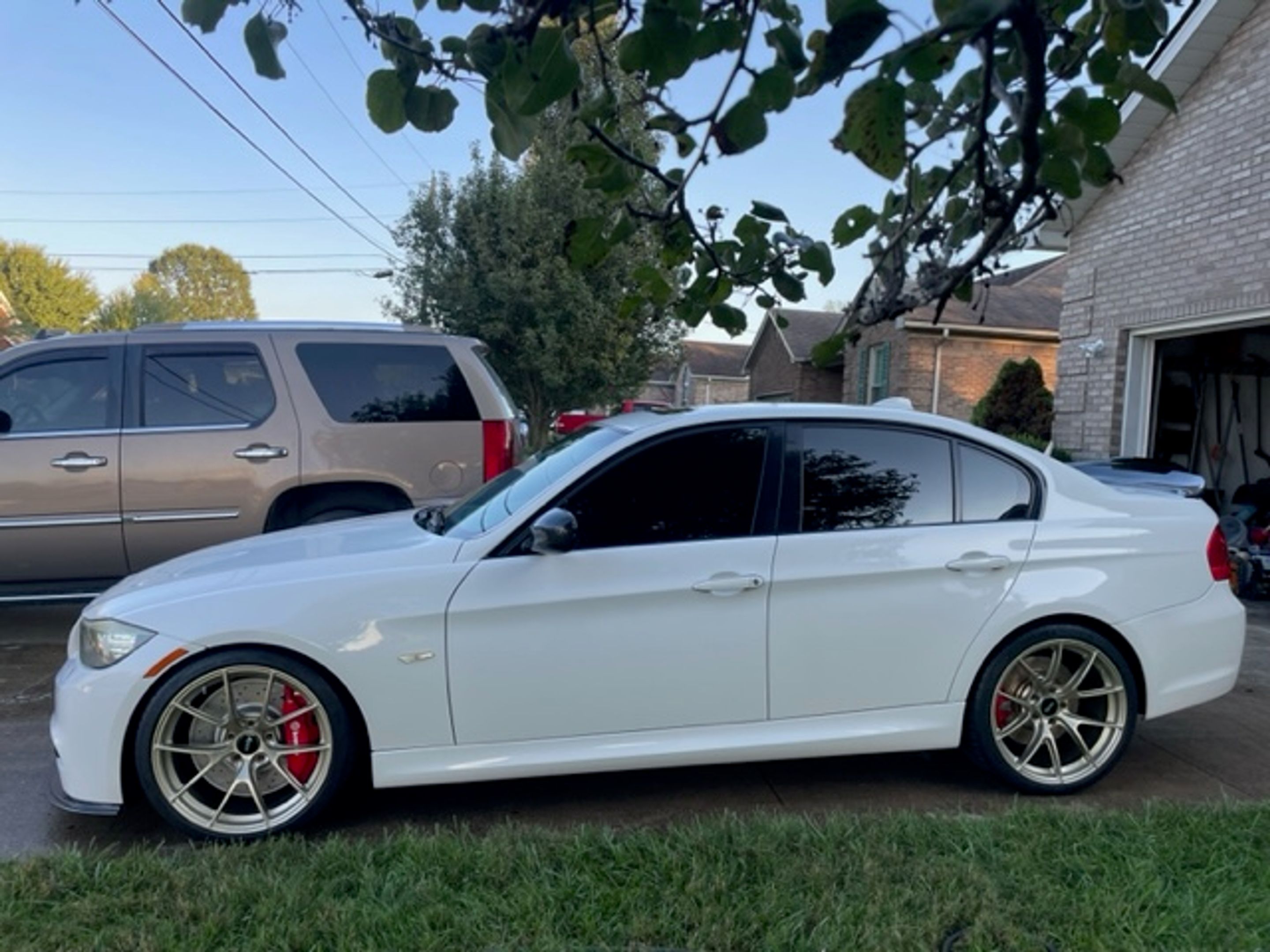 White BMW E90 LCI Sedan 3 Series with 19" VS-5RS Apex wheels in Motorsport Gold