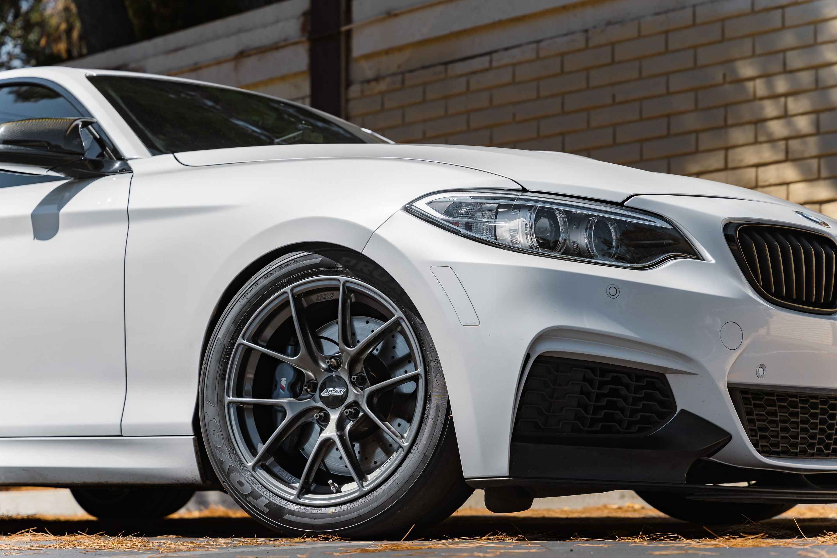 White BMW F22 Coupe 2 Series with 17" VS-5RS Apex wheels in Anthracite