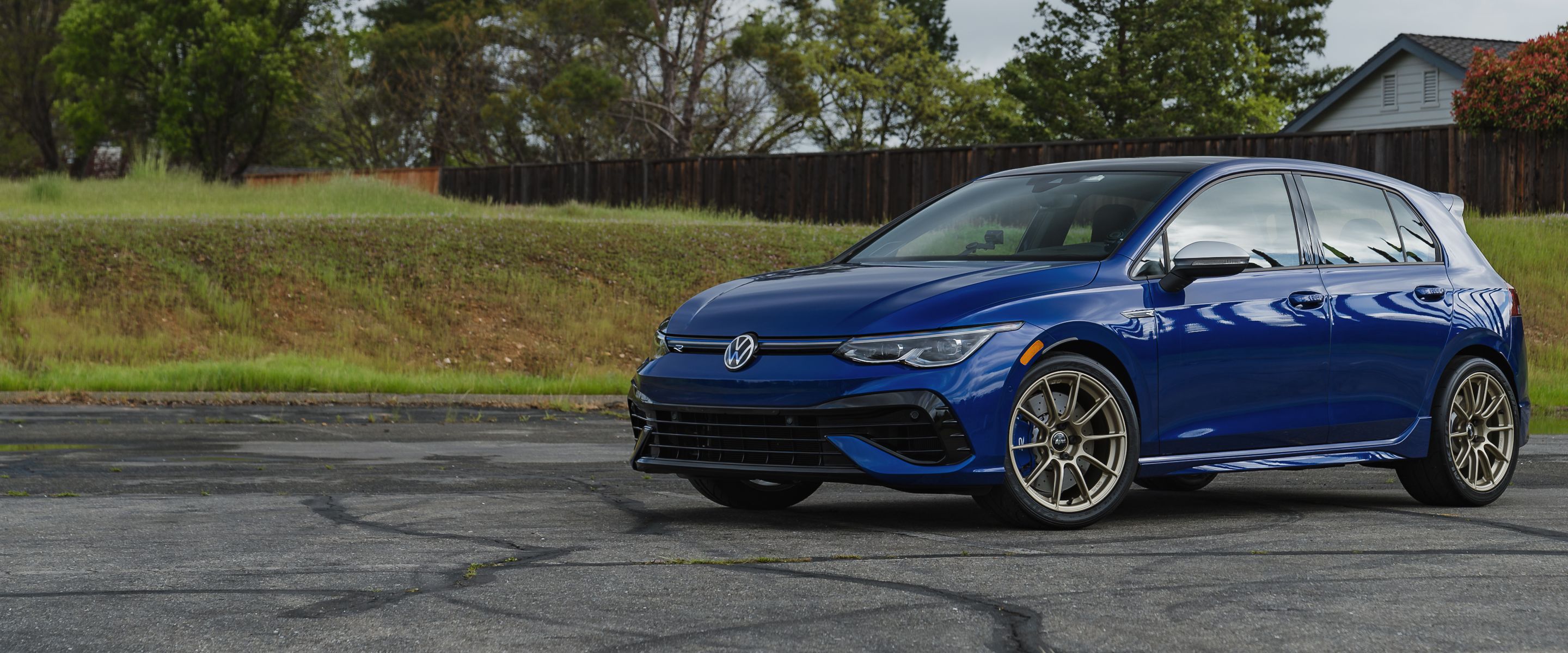 Blue VW MK8 Golf R with 18" SM-10RS Apex wheels in Motorsport Gold