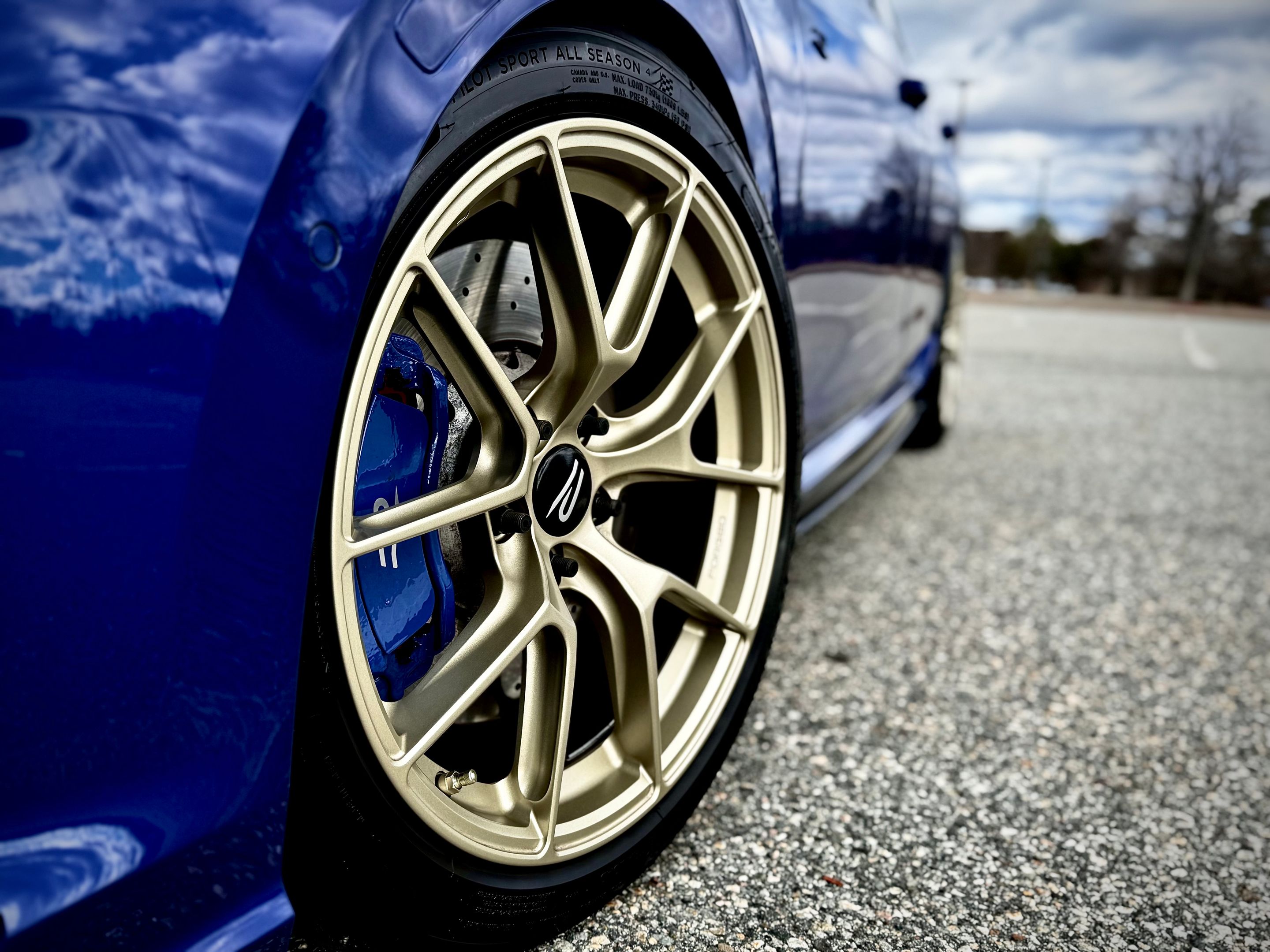 Blue VW MK8 Golf R with 18" VS-5RS Apex wheels in Motorsport Gold