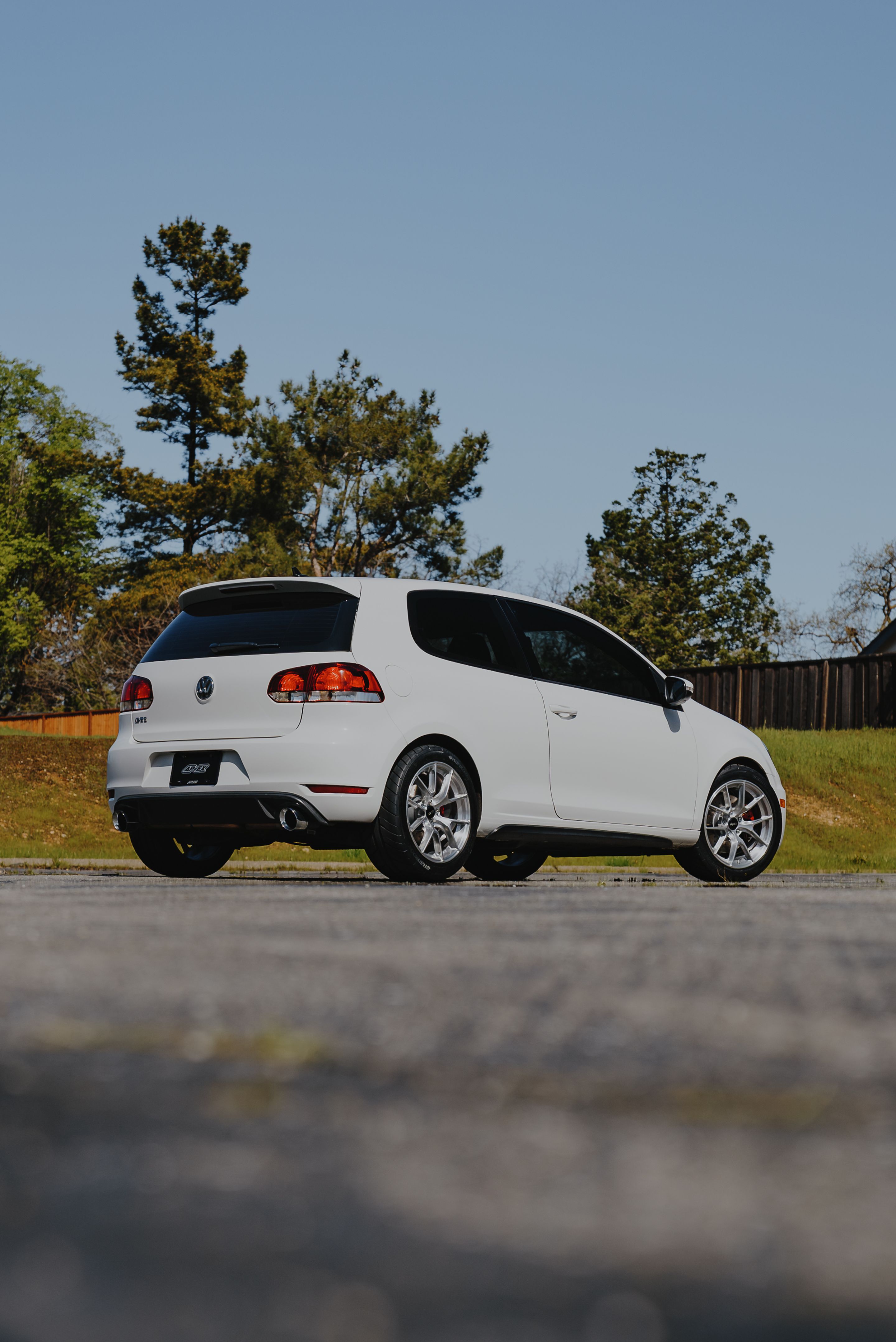 White VW MK6 GTI with 17" VS-5RS Apex wheels in Brushed Clear