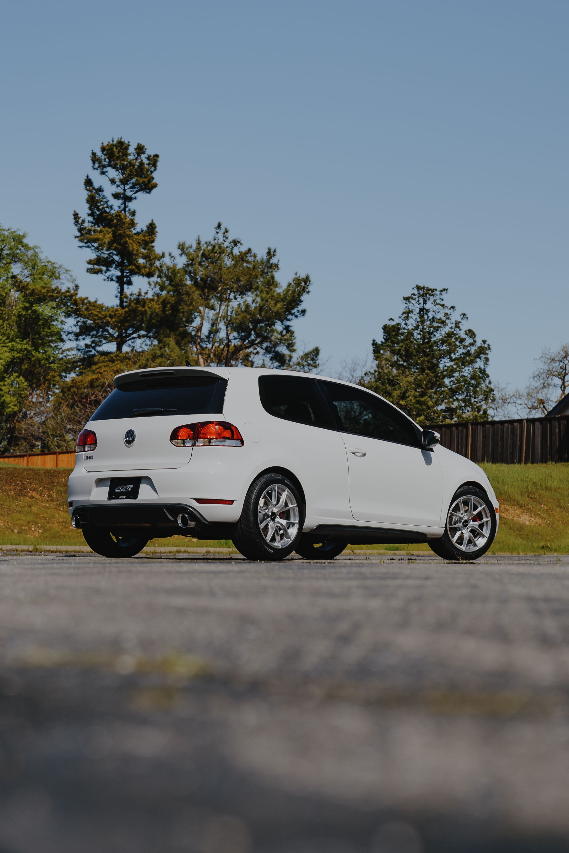 White VW MK6 GTI with 17" VS-5RS Apex wheels in Brushed Clear