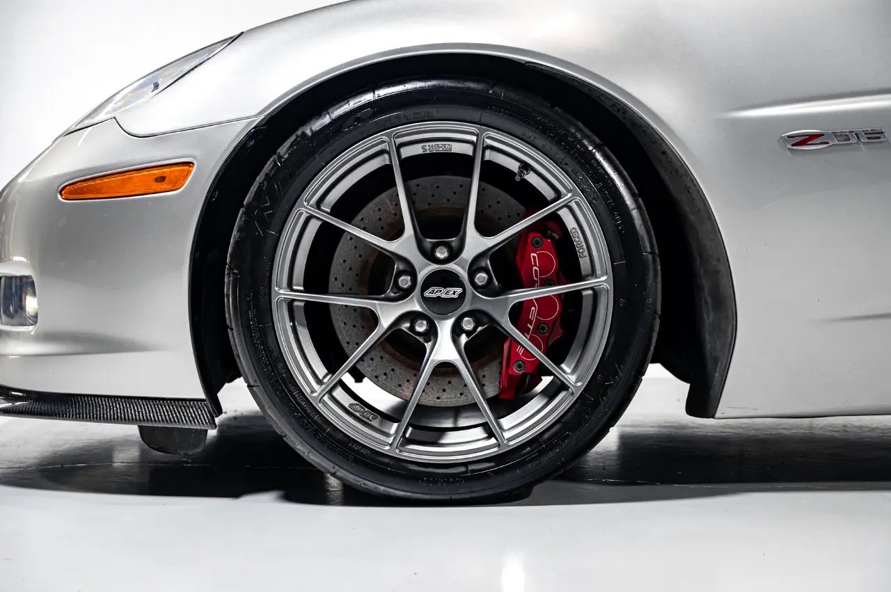 Silver Chevrolet C6 Corvette Z06 with 18"/19" VS-5RS Apex wheels in Anthracite