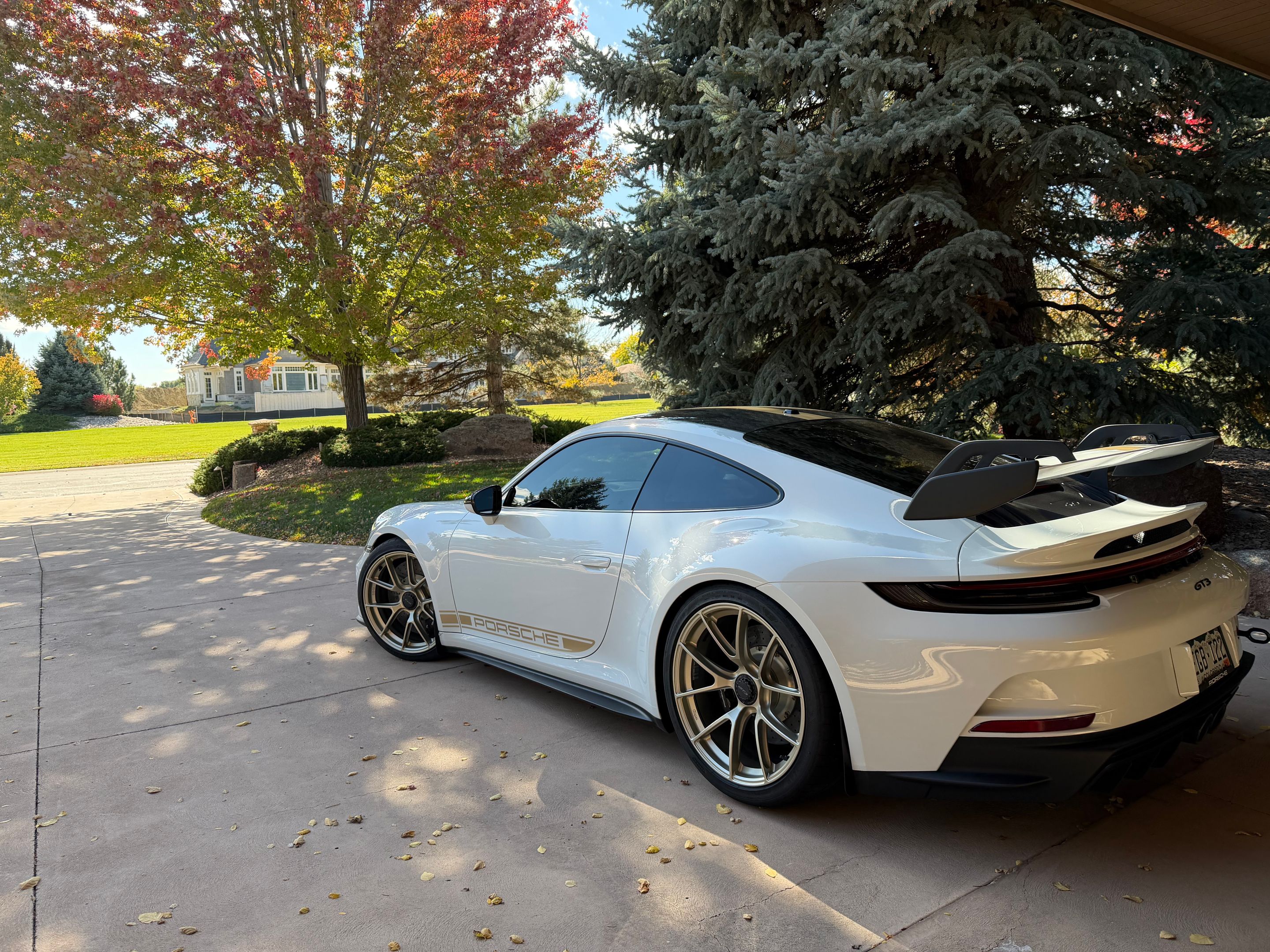 White Porsche 911 992.1 GT3 with 20"/21" VS-5RS Apex wheels in Motorsport Gold