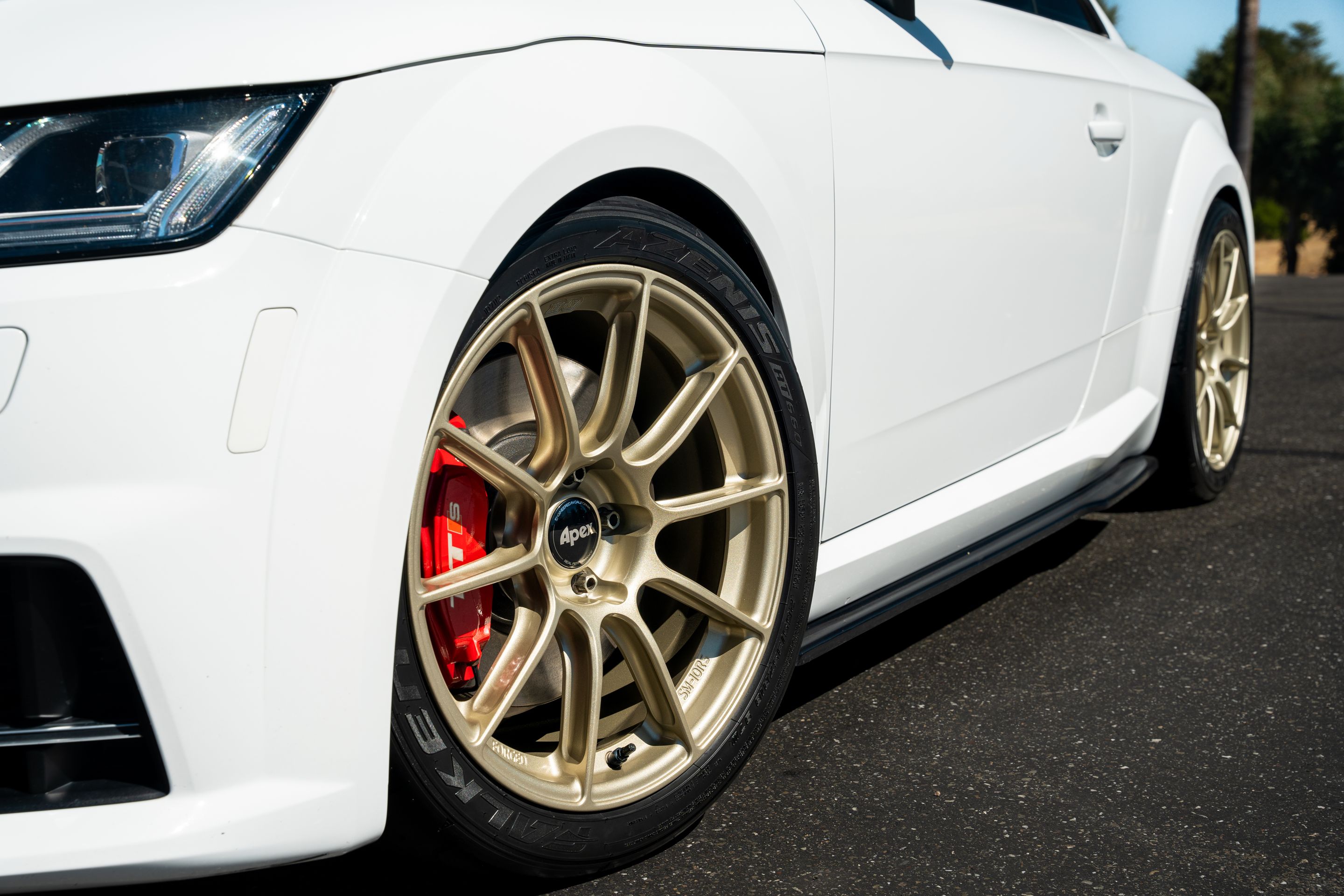 White Audi 8S TTS with 18" SM-10RS Apex wheels in Motorsport Gold