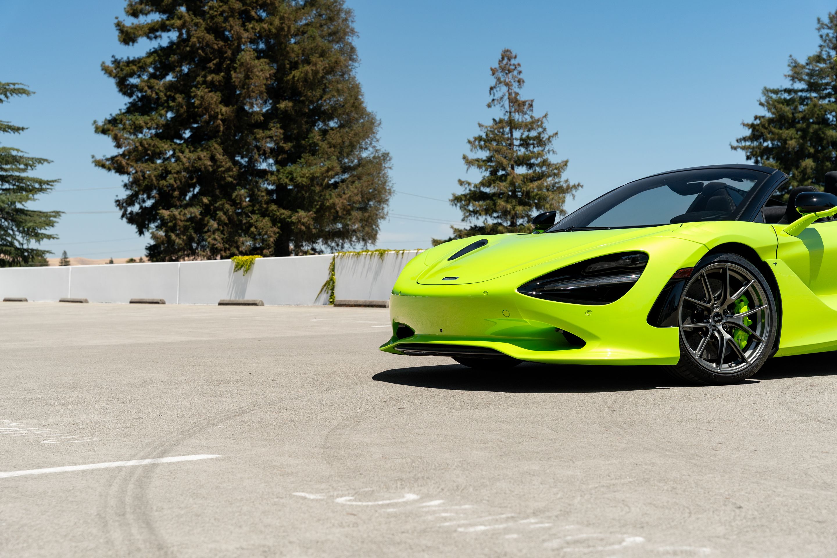 Green McLaren 750S with 19"/20" VS-5RS Apex wheels in Anthracite