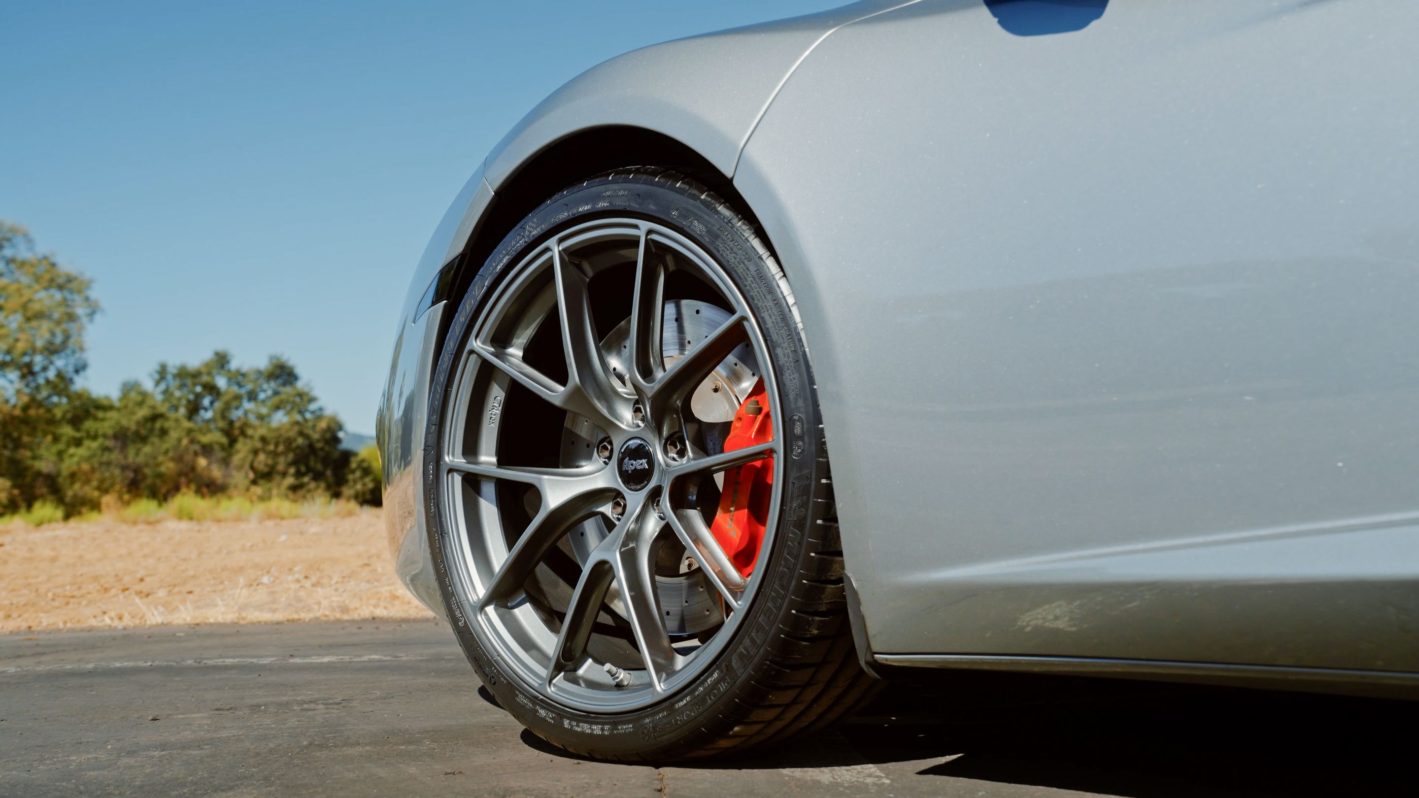 Silver McLaren MP4-12C with 19"/20" VS-5RS Apex wheels in Anthracite