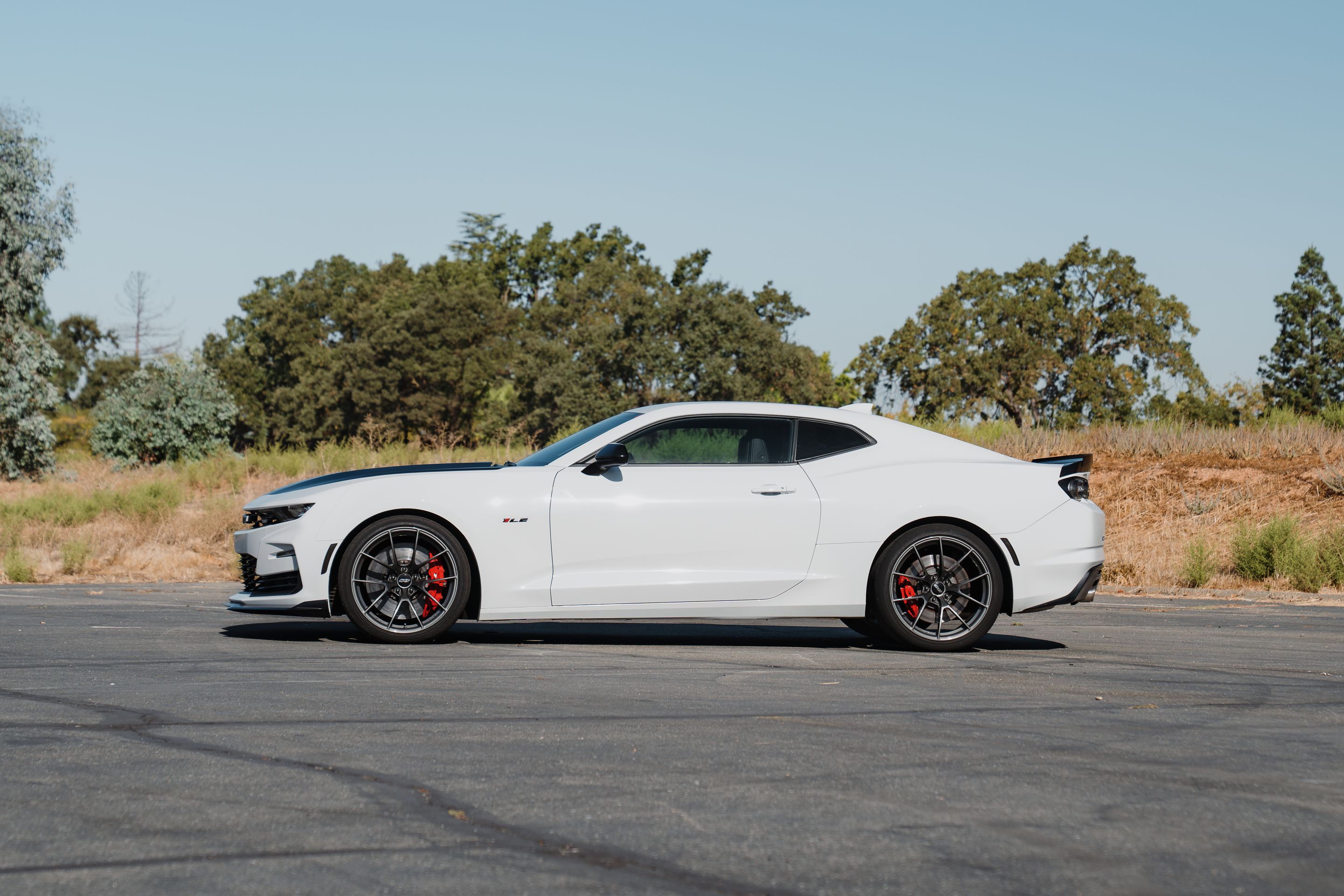 White Chevrolet 6th Gen Camaro SS 1LE with 20" VS-5RS Apex wheels in Anthracite