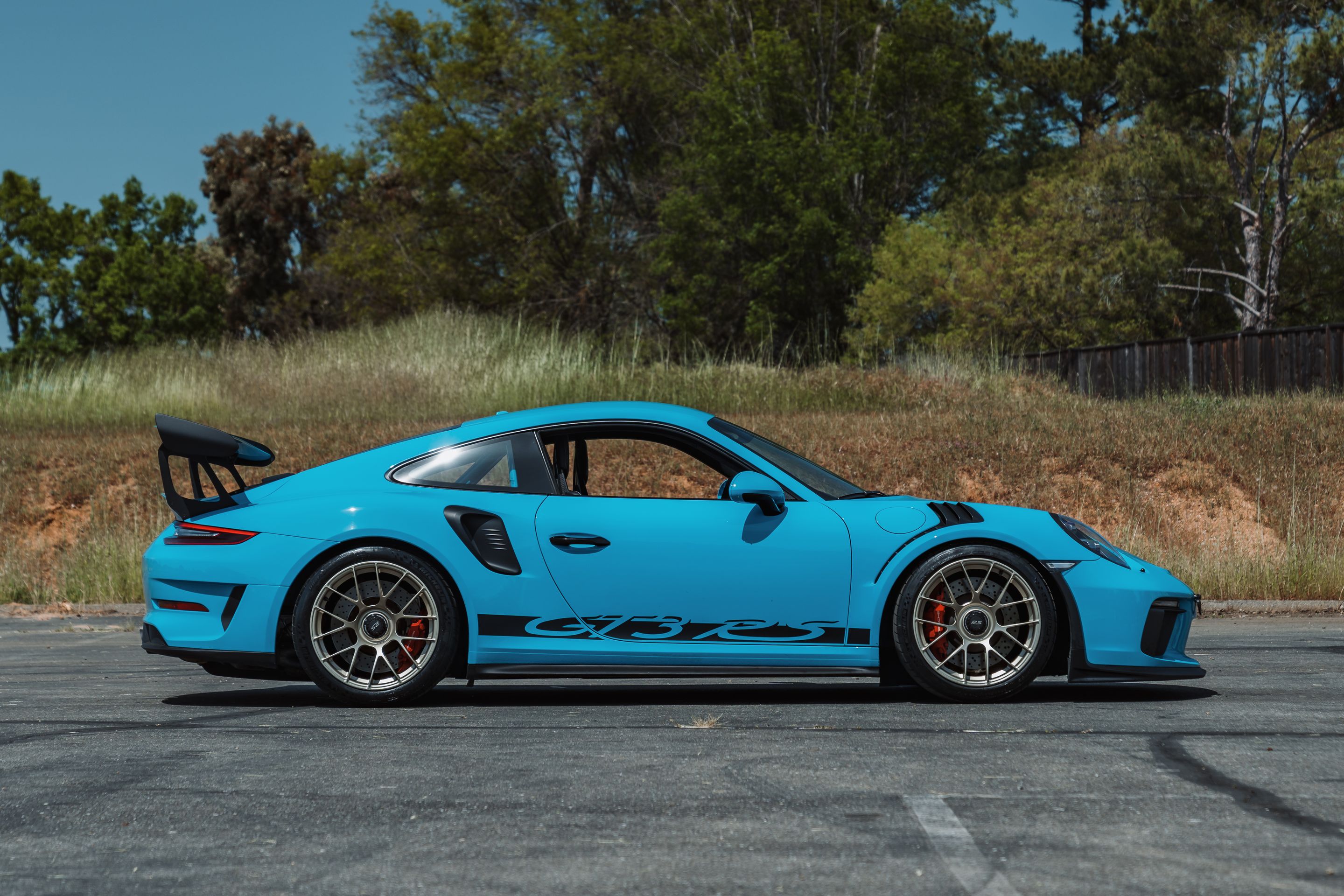 Blue Porsche 911 991.2 GT3 RS with 19" EC-7RS Apex wheels in Motorsport Gold