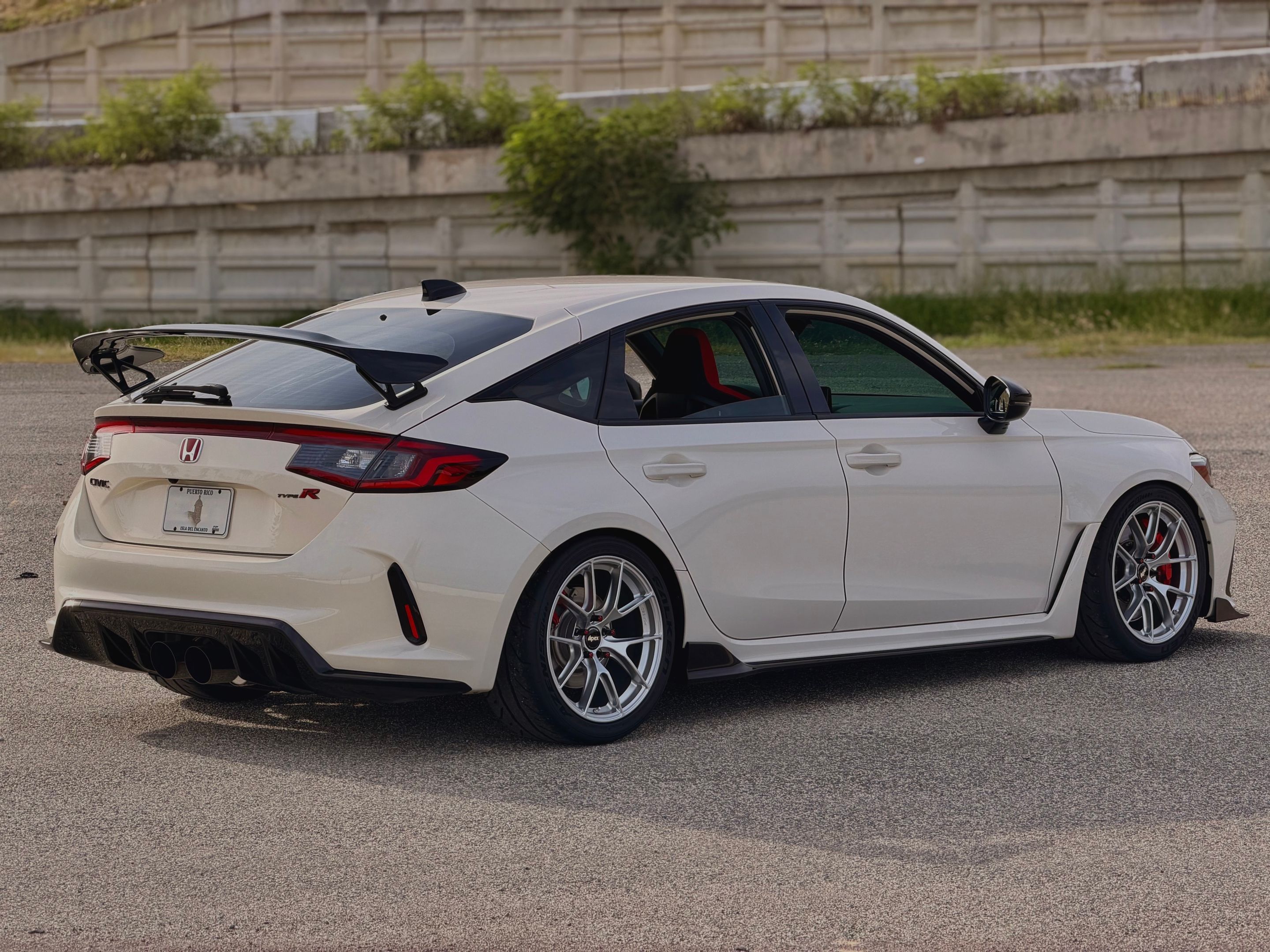 White Honda FL5 Civic Type-R with 18" VS-5RS Apex wheels in Race Silver