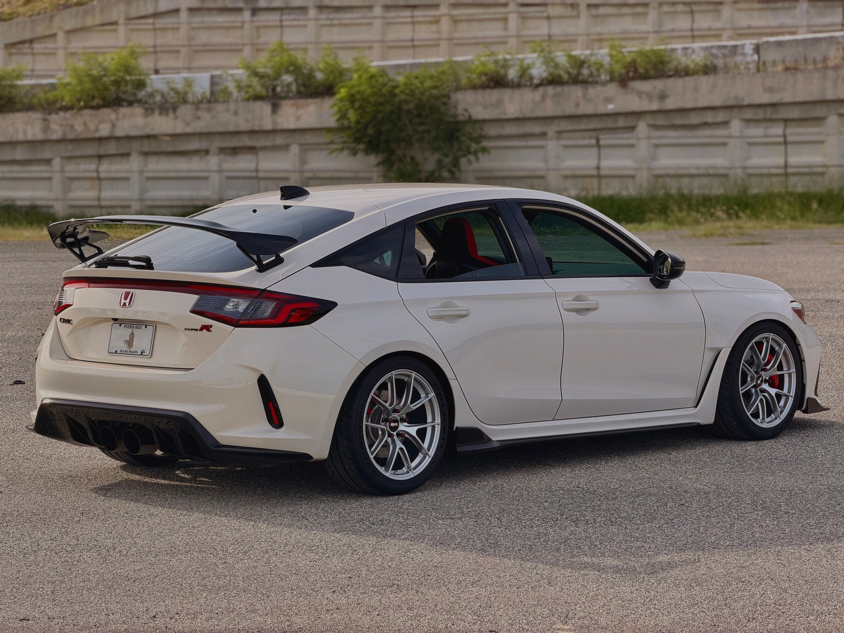 White Honda FL5 Civic Type-R with 18" VS-5RS Apex wheels in Race Silver