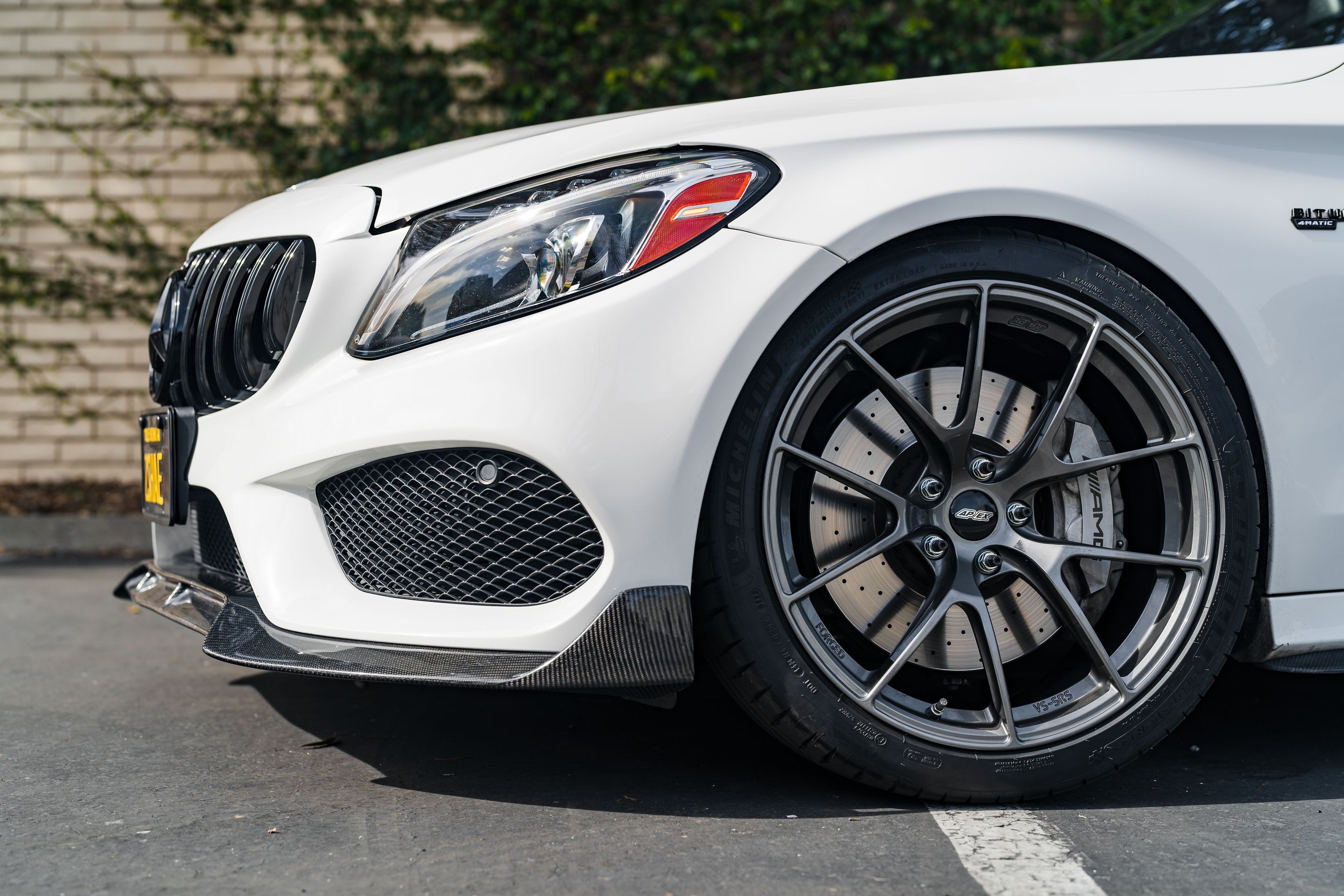 White Mercedes-Benz BR205 C-Class AMG with 19" VS-5RS Apex wheels in Anthracite
