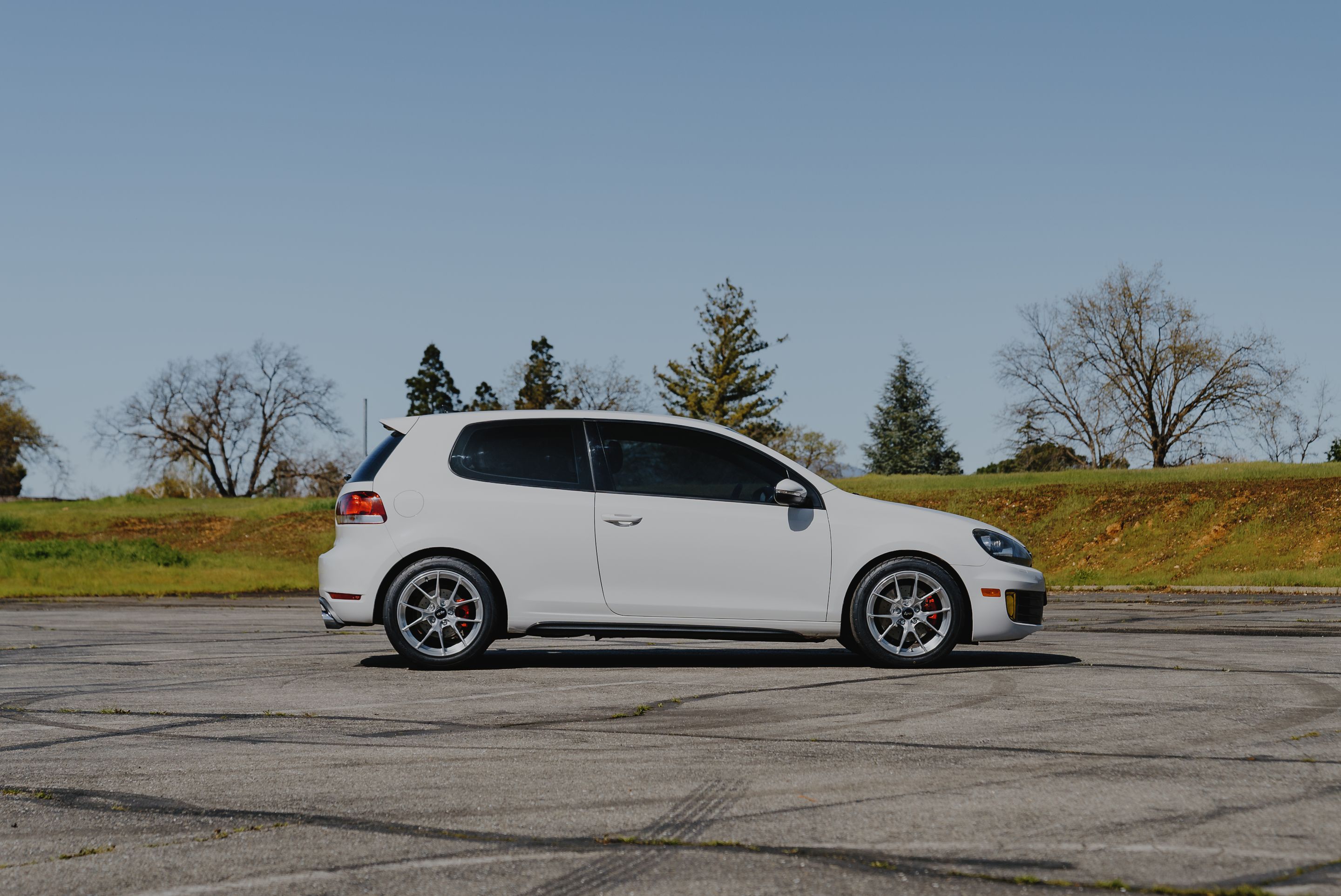 White VW MK6 GTI with 17" VS-5RS Apex wheels in Brushed Clear