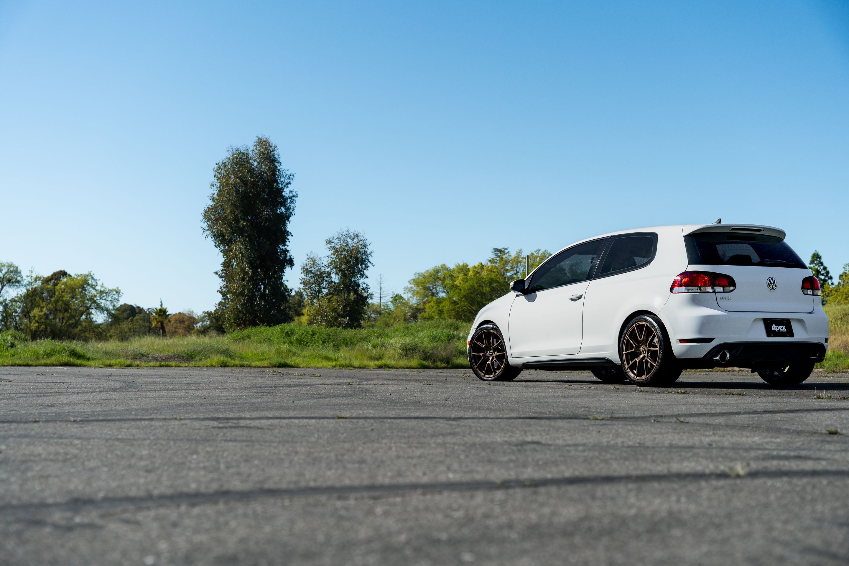 White VW MK6 GTI with 18" VS-5 Apex wheels in Satin Bronze