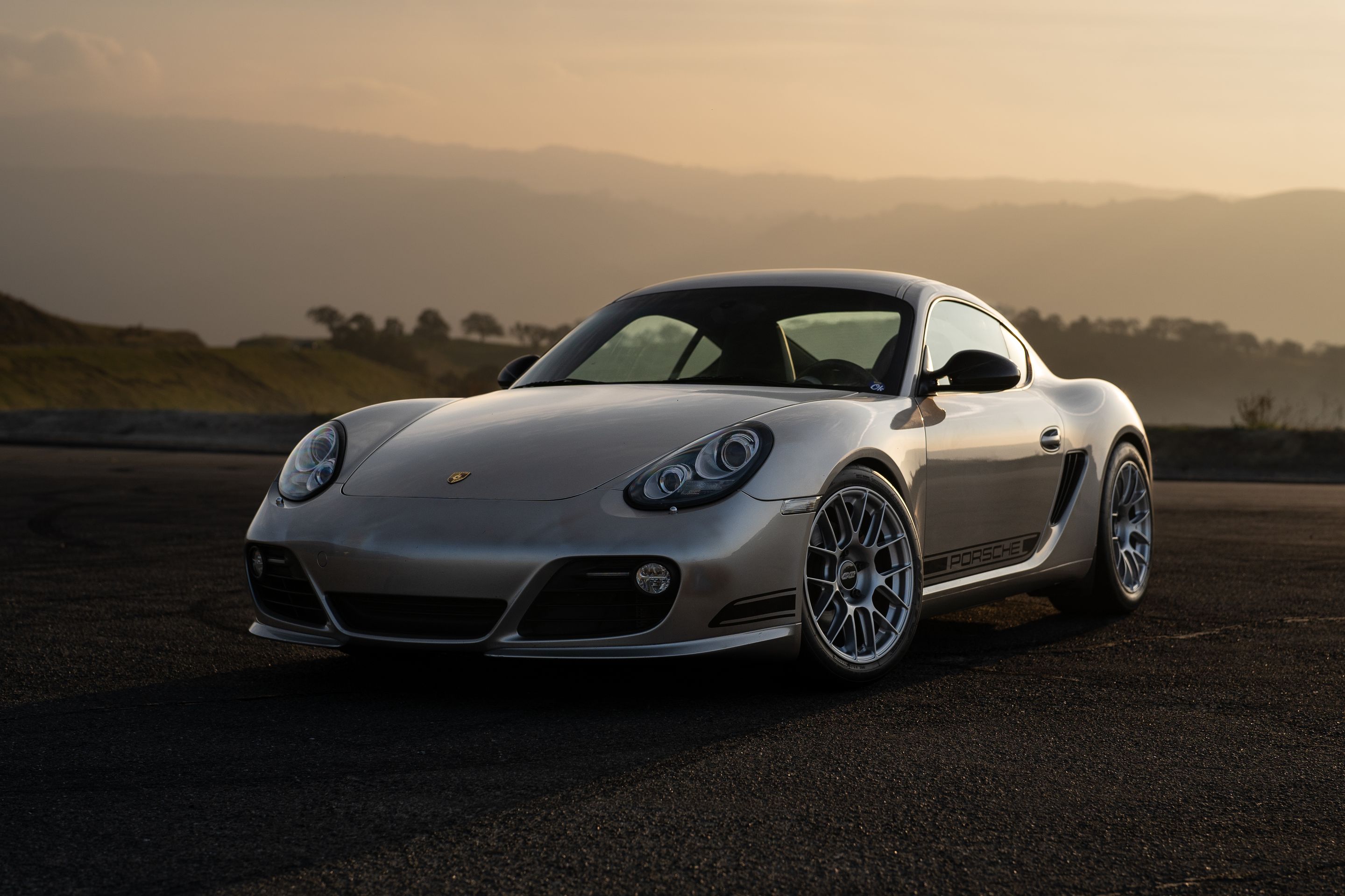 Grey Porsche 987 Cayman R with 18" EC-7RS Apex wheels in Race Silver