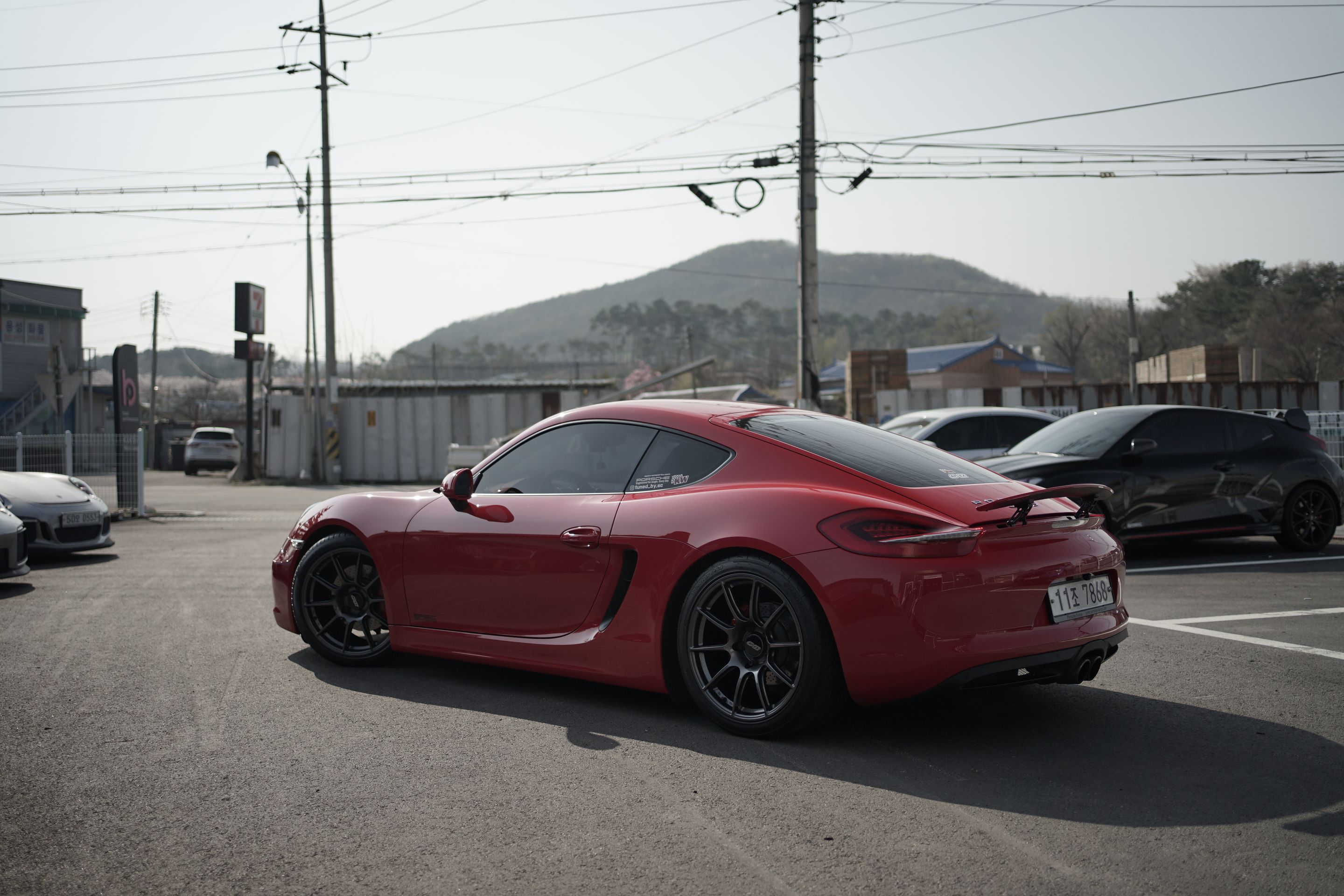 Red Porsche 981 Cayman S with 19" SM-10 Apex wheels in Anthracite