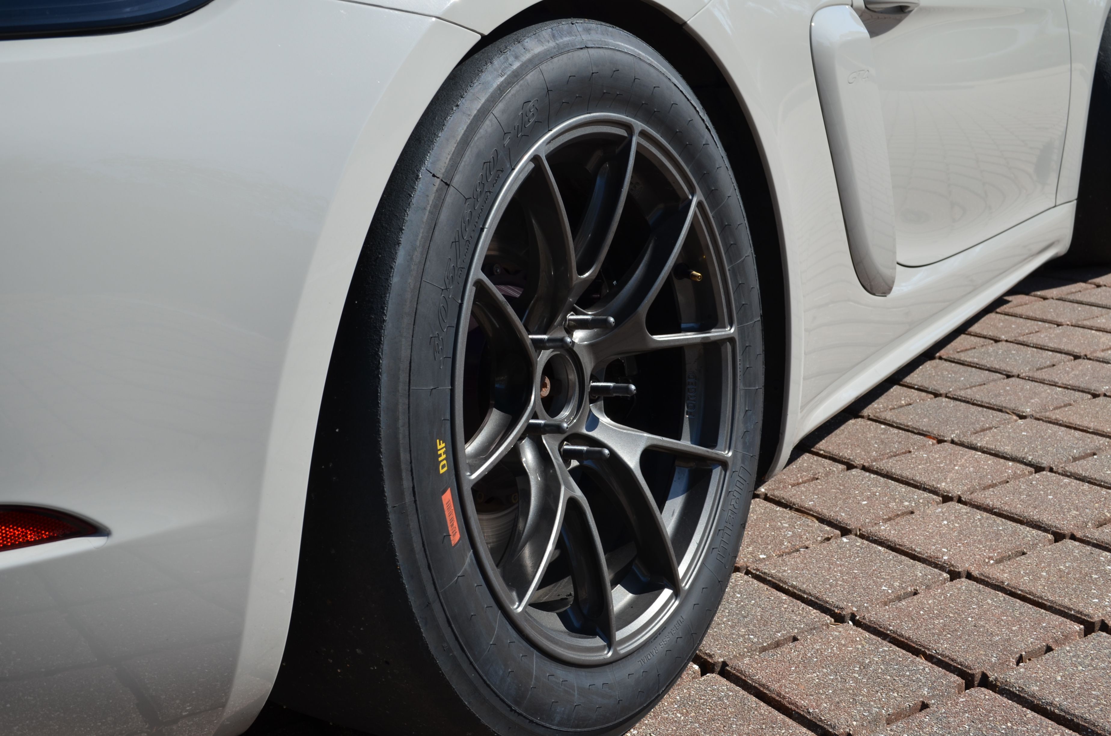 Porsche 718 Cayman GT4 with 18