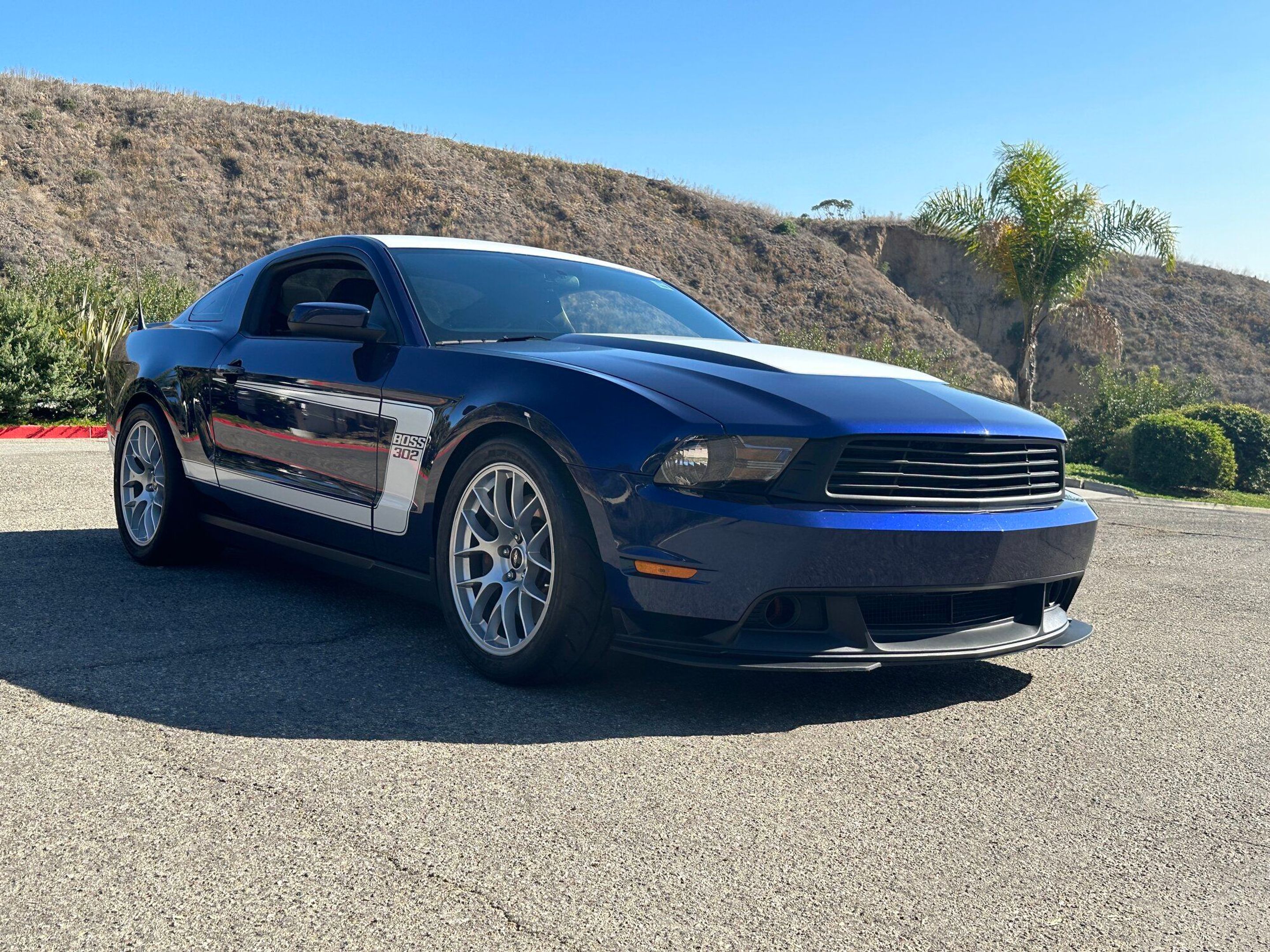 Blue Ford S197 Mustang Boss 302 with 19" EC-7 Apex wheels in Race Silver
