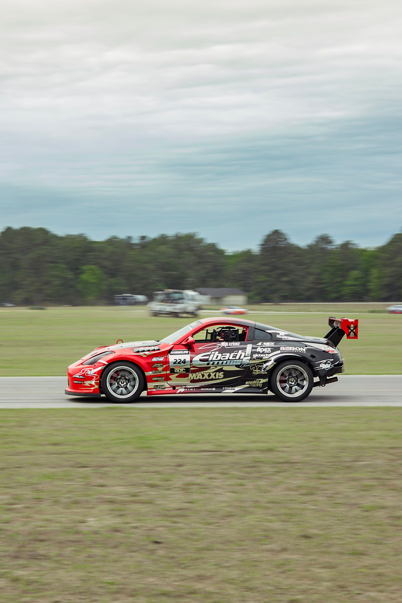 Race Livery Nissan 350Z with 18" VS-5RS Apex wheels in Custom Finish