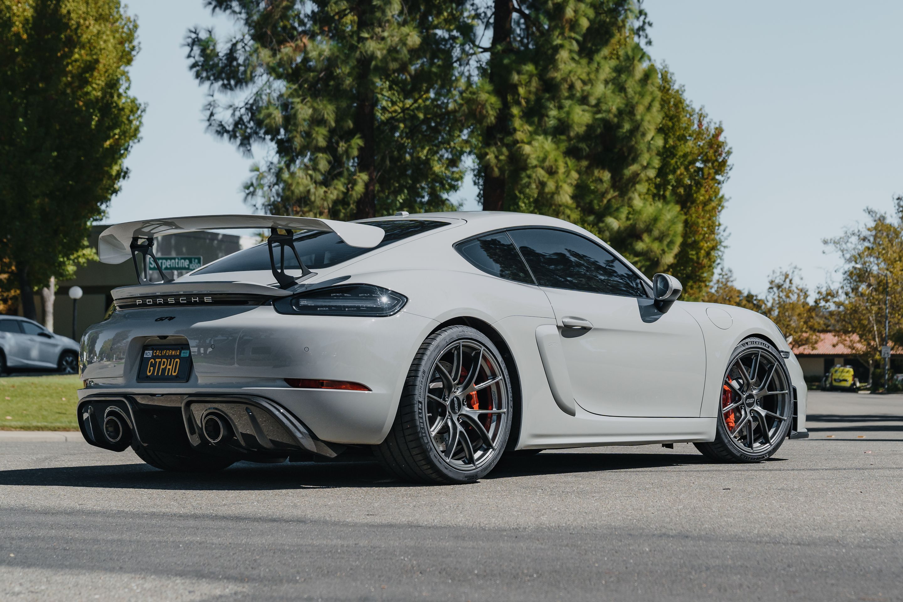 Grey Porsche 718 Cayman GT4 with 20" VS-5RS Apex wheels in Anthracite