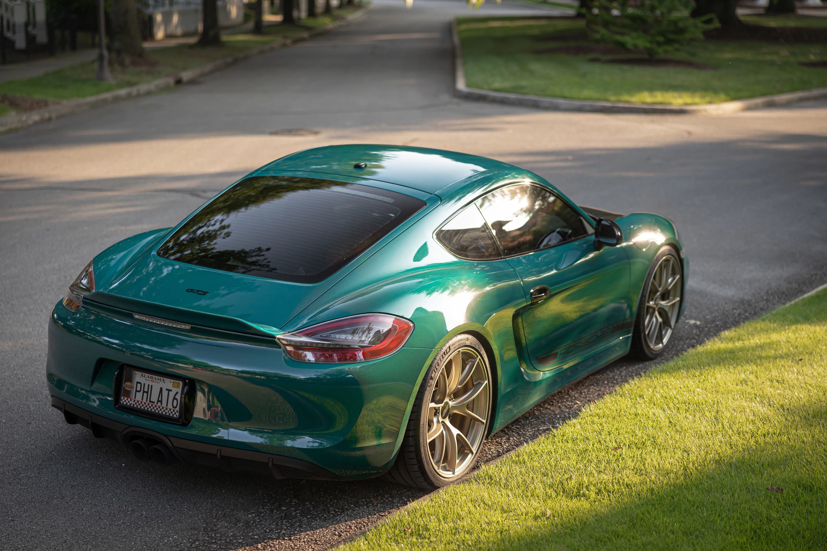Green Porsche 981 Cayman GTS with 20" VS-5RS Apex wheels in Motorsport Gold