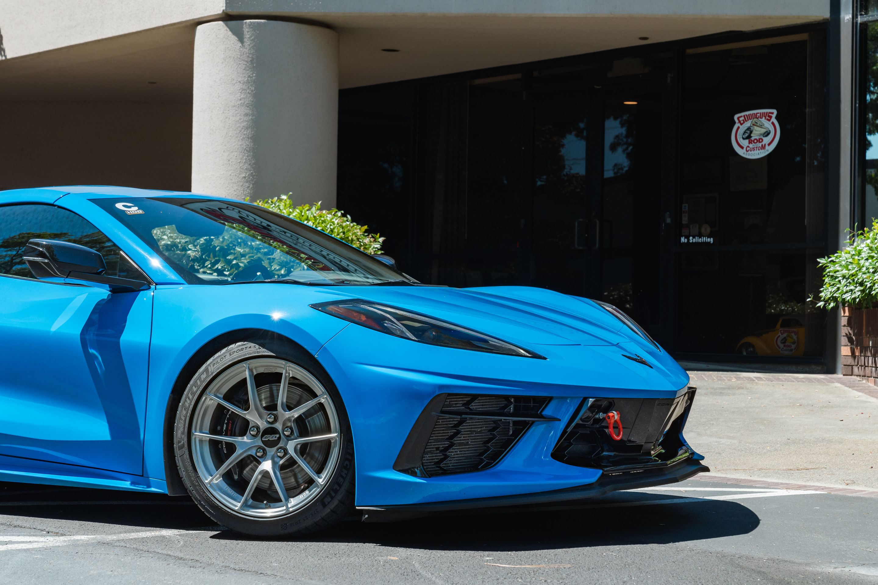 Blue Chevrolet C8 Corvette Stingray/Z51 with 18"/19" VS-5RS Apex wheels in Brushed Clear