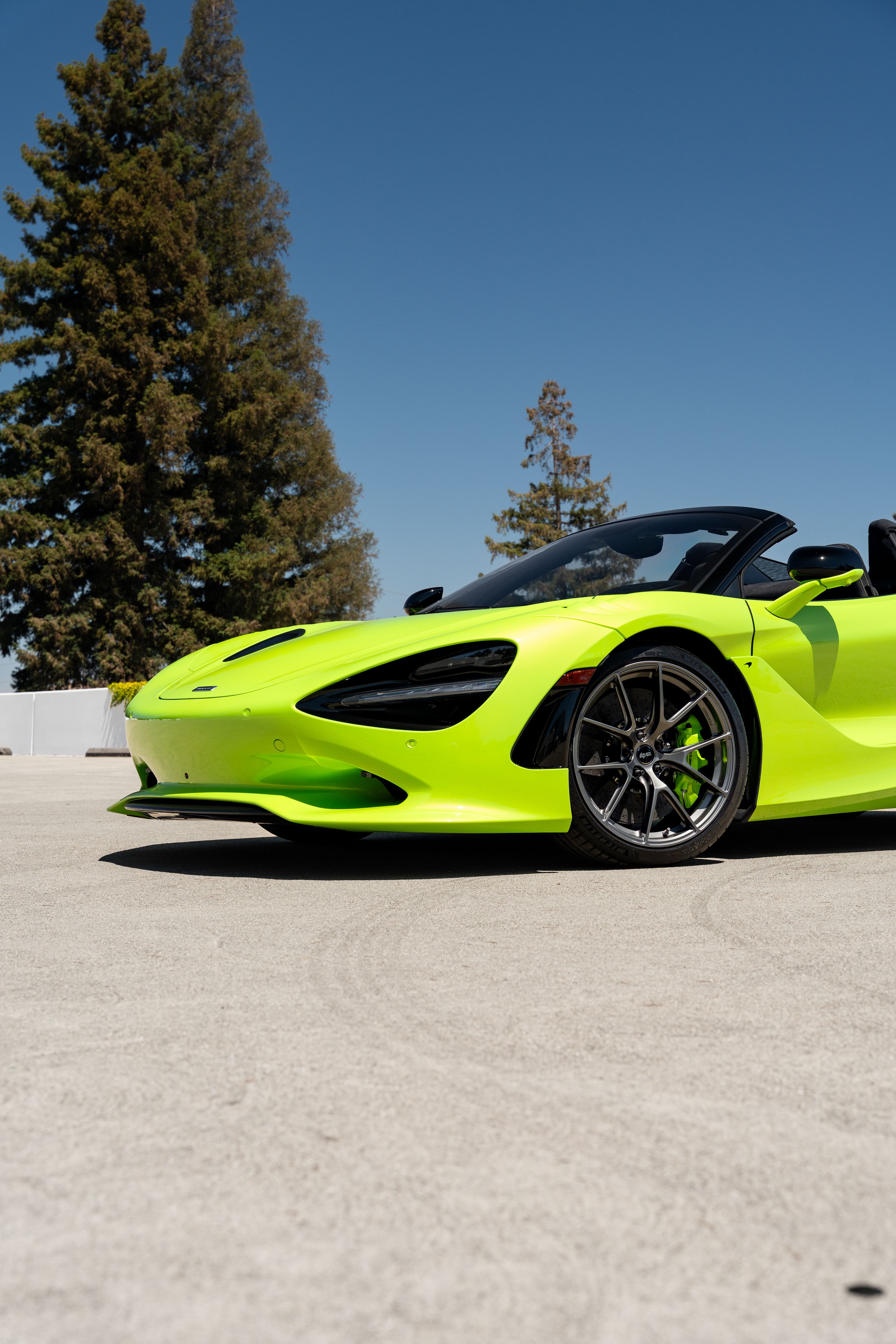 Green McLaren 750S with 19"/20" VS-5RS Apex wheels in Anthracite