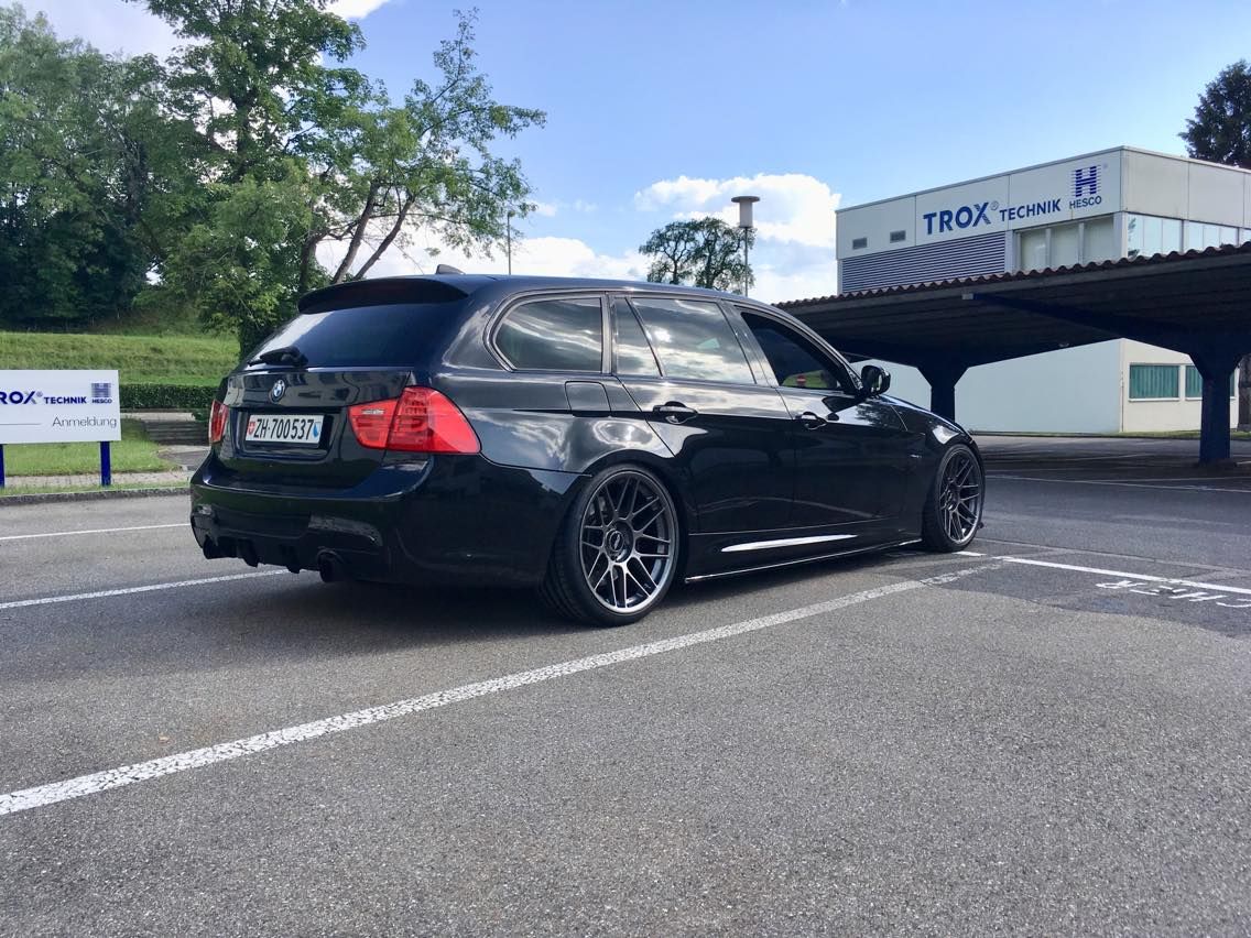 Black BMW E91 LCI Wagon 3 Series with 19" ARC-8 Apex wheels in Anthracite