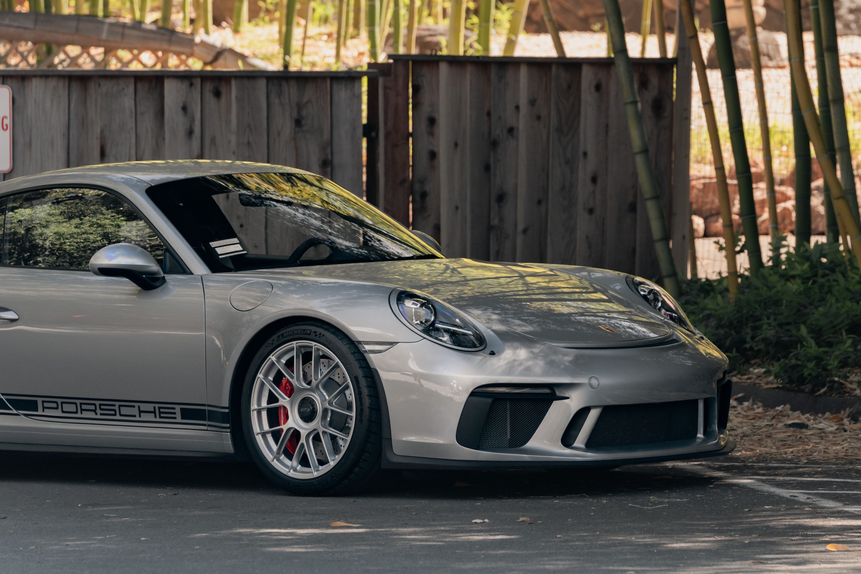 Silver Porsche 911 991.2 GT3 with 19" EC-7RS Apex wheels in Race Silver