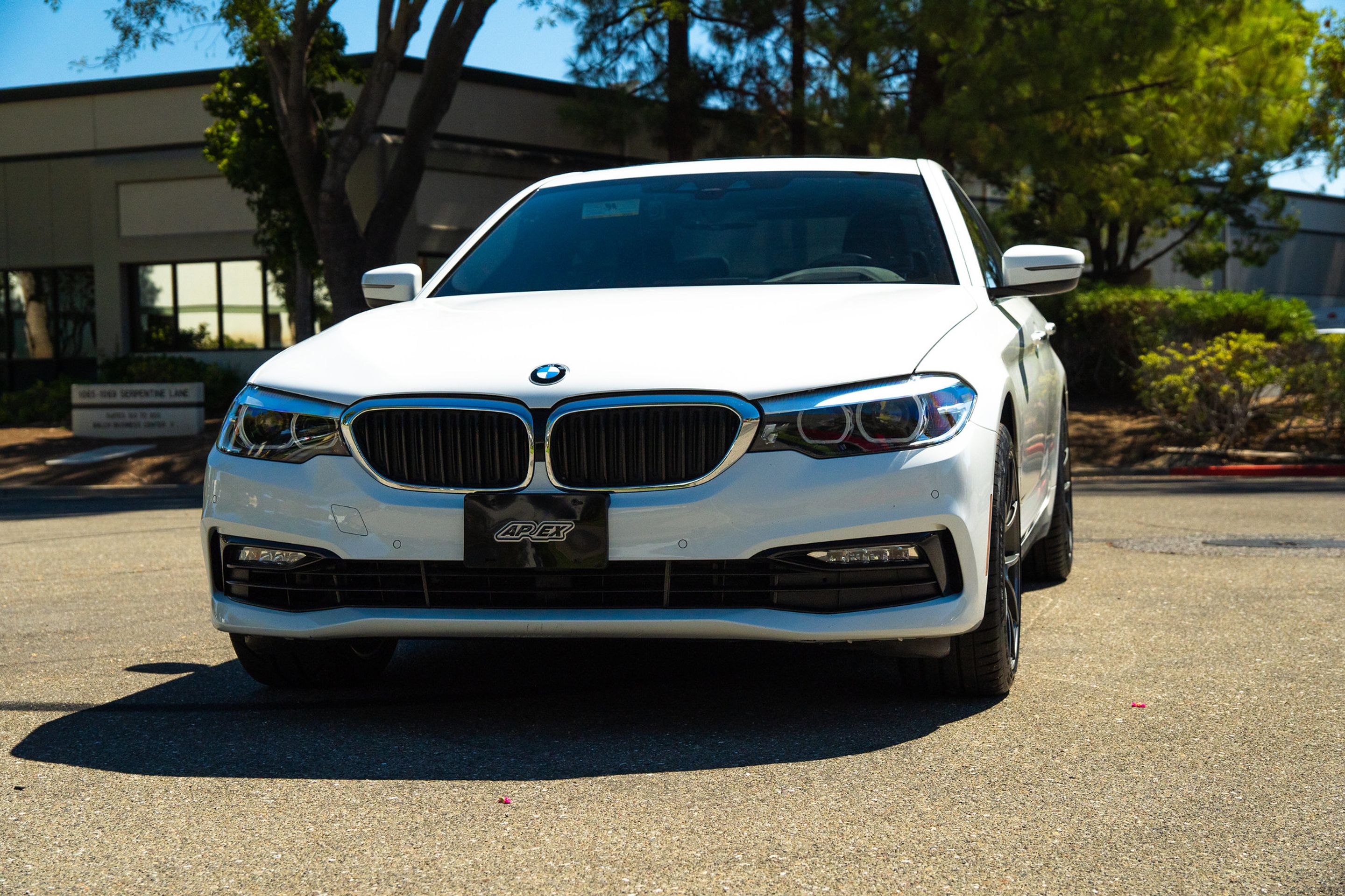 White BMW G30 Sedan 5 Series with 19" VS-5RS Apex wheels in Anthracite