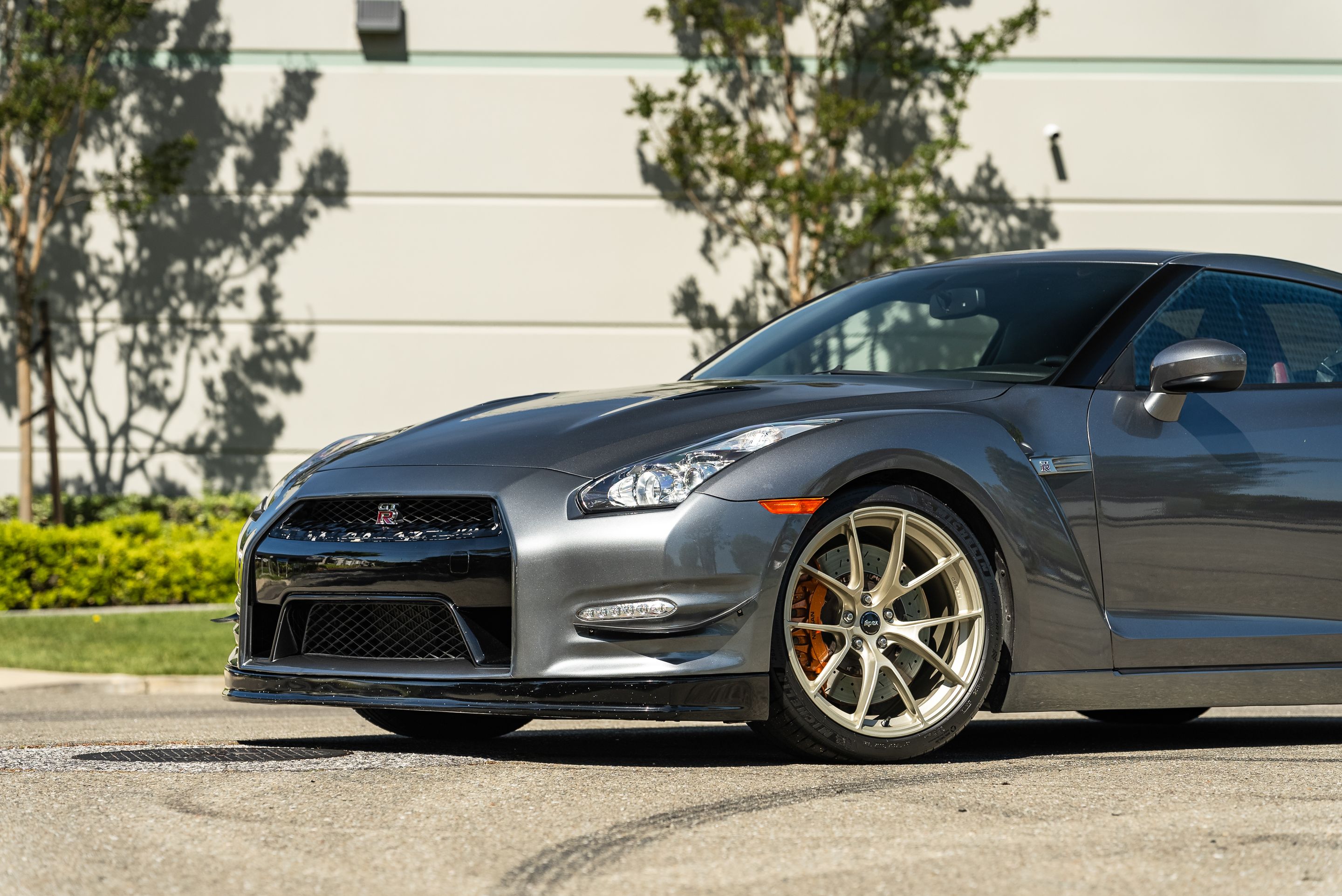 Grey Nissan R35 GT-R Base with 20" VS-5RS Apex wheels in Motorsport Gold