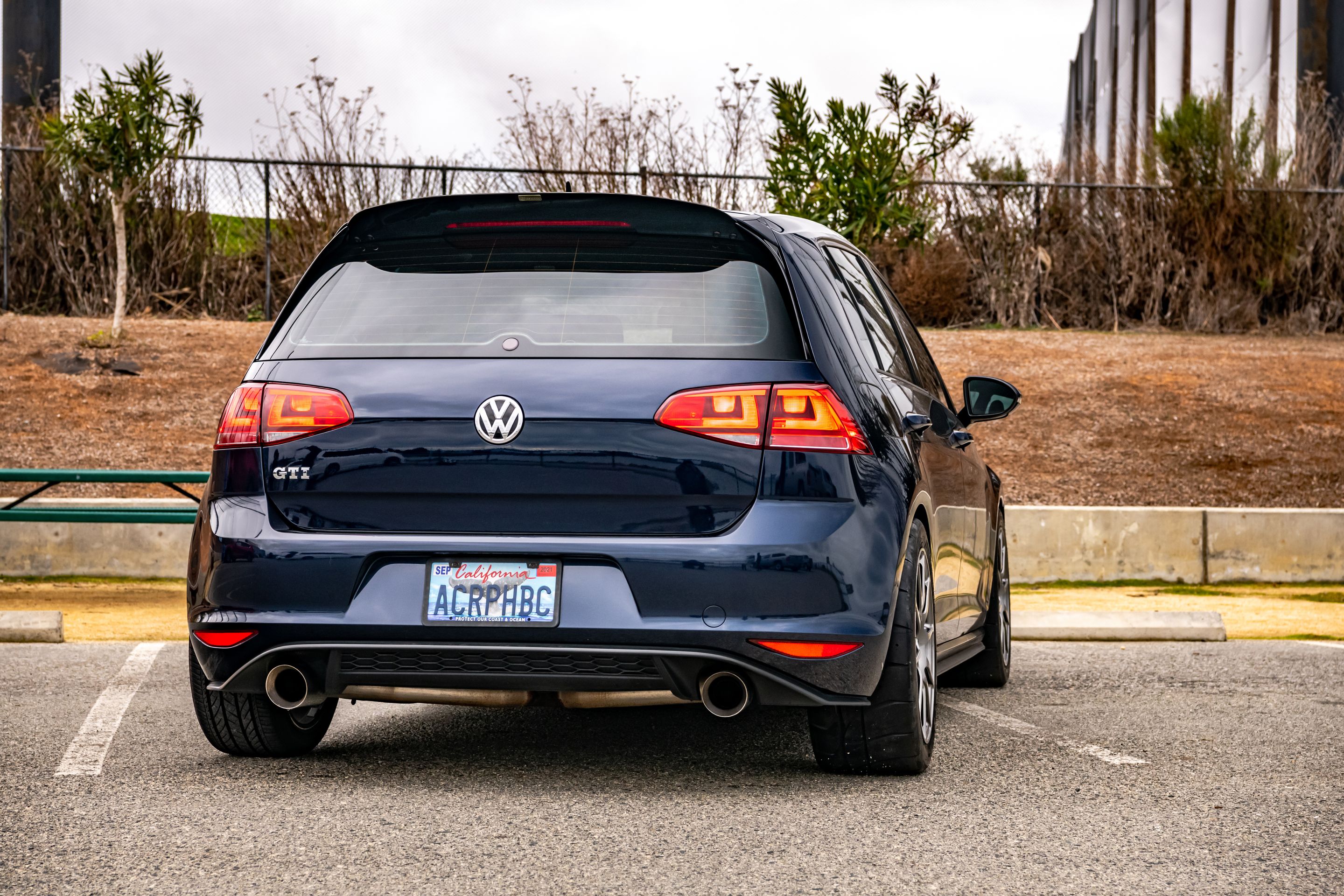 Blue VW MK7 GTI with 17" SM-10 Apex wheels in Anthracite